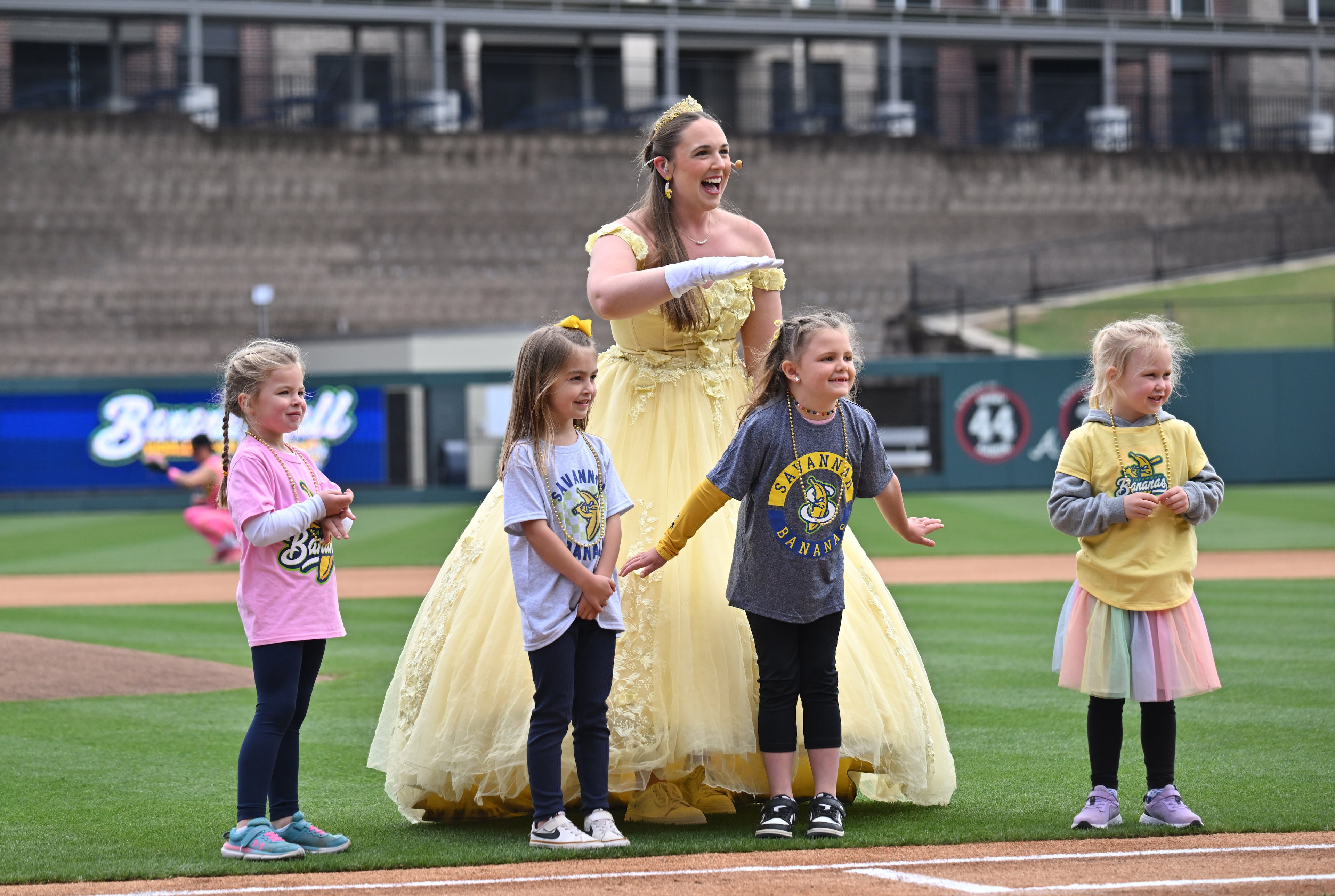 Young fans are princesses before the game. (Hyosub Shin / Hyosub.Shin@ajc.com)