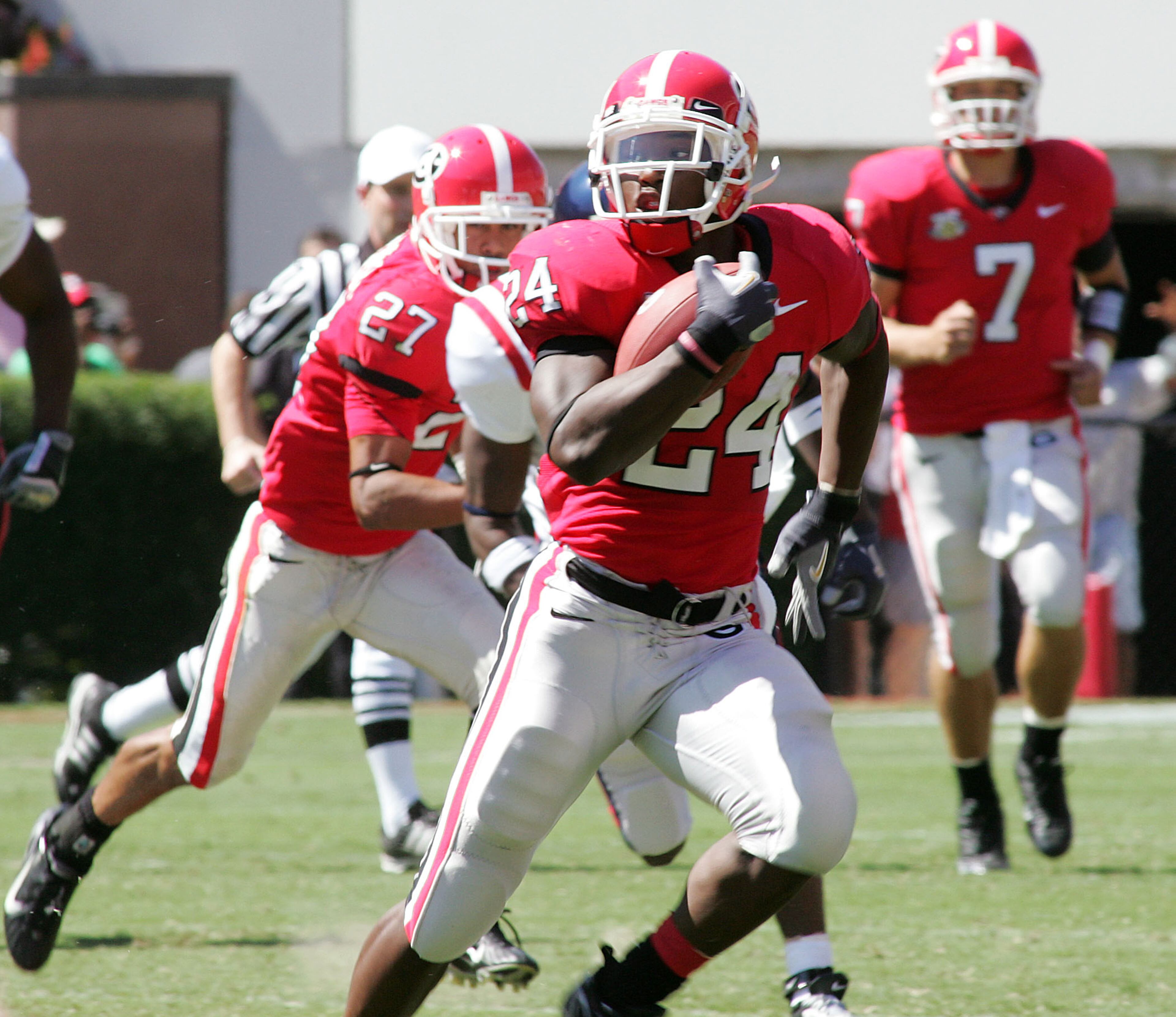 Georgia's Knowshon Moreno tries to pull away from Ole Miss tacklers in 2007.