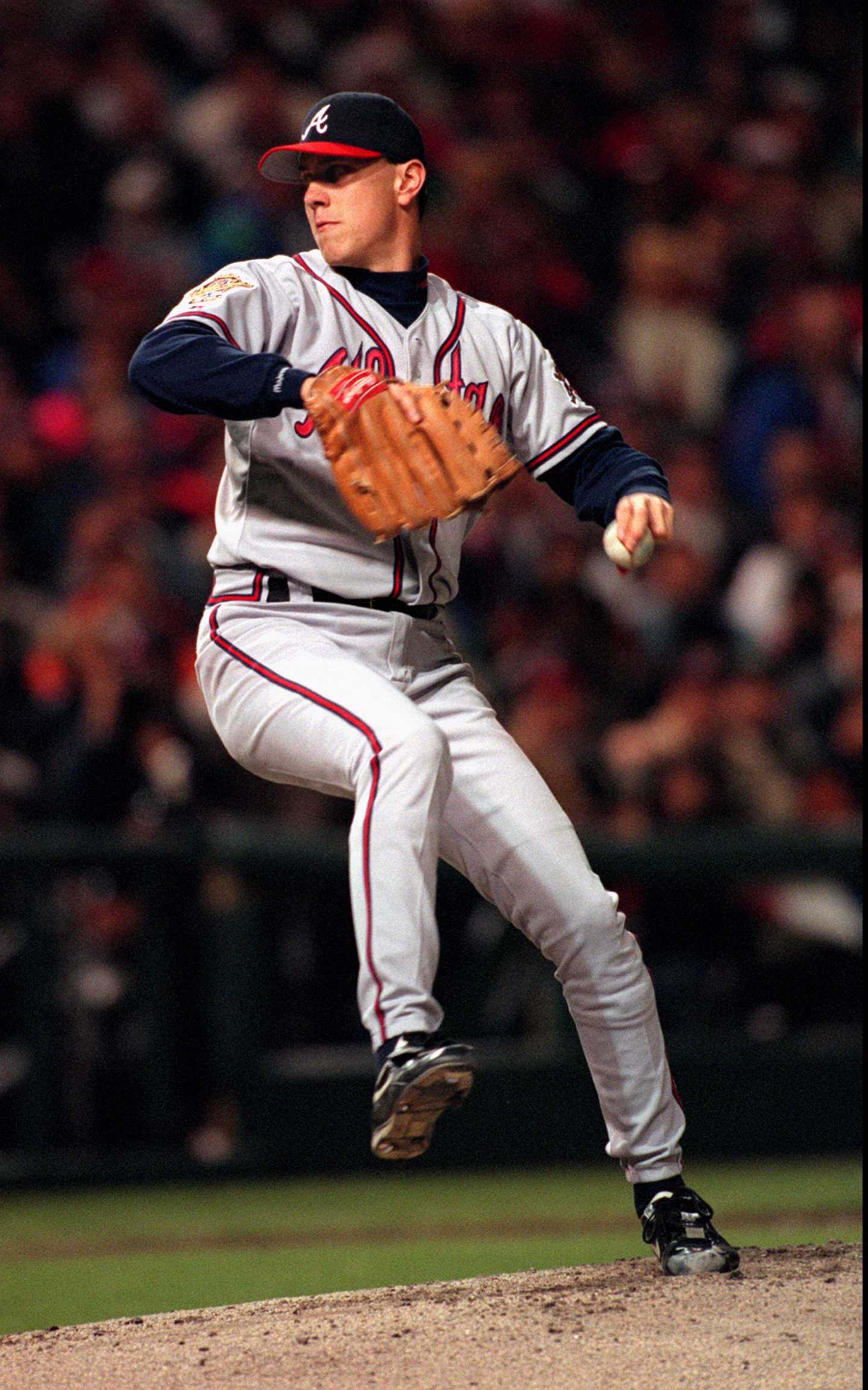 Steve Avery pitches six strong innings as the Braves win game 4.