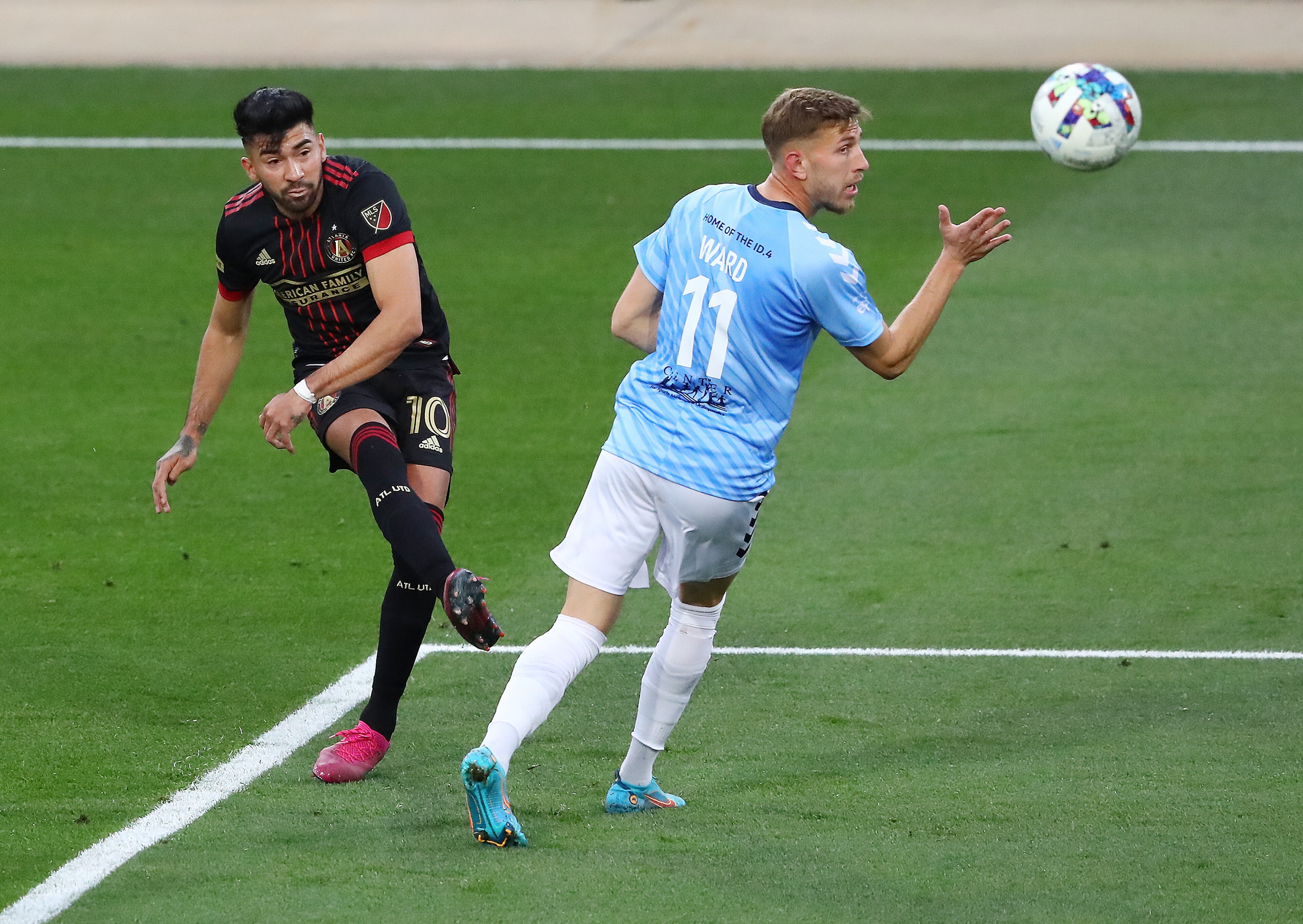 042022 Kennesaw: Atlanta United attacker Marcelino Moreno takes a shot on goal past Chattanooga FC defender Travis Ward in the Lamar Hunt U.S. Open Cup on Wednesday, April 20, 2022, in Kennesaw. “Curtis Compton / Curtis.Compton@ajc.com”