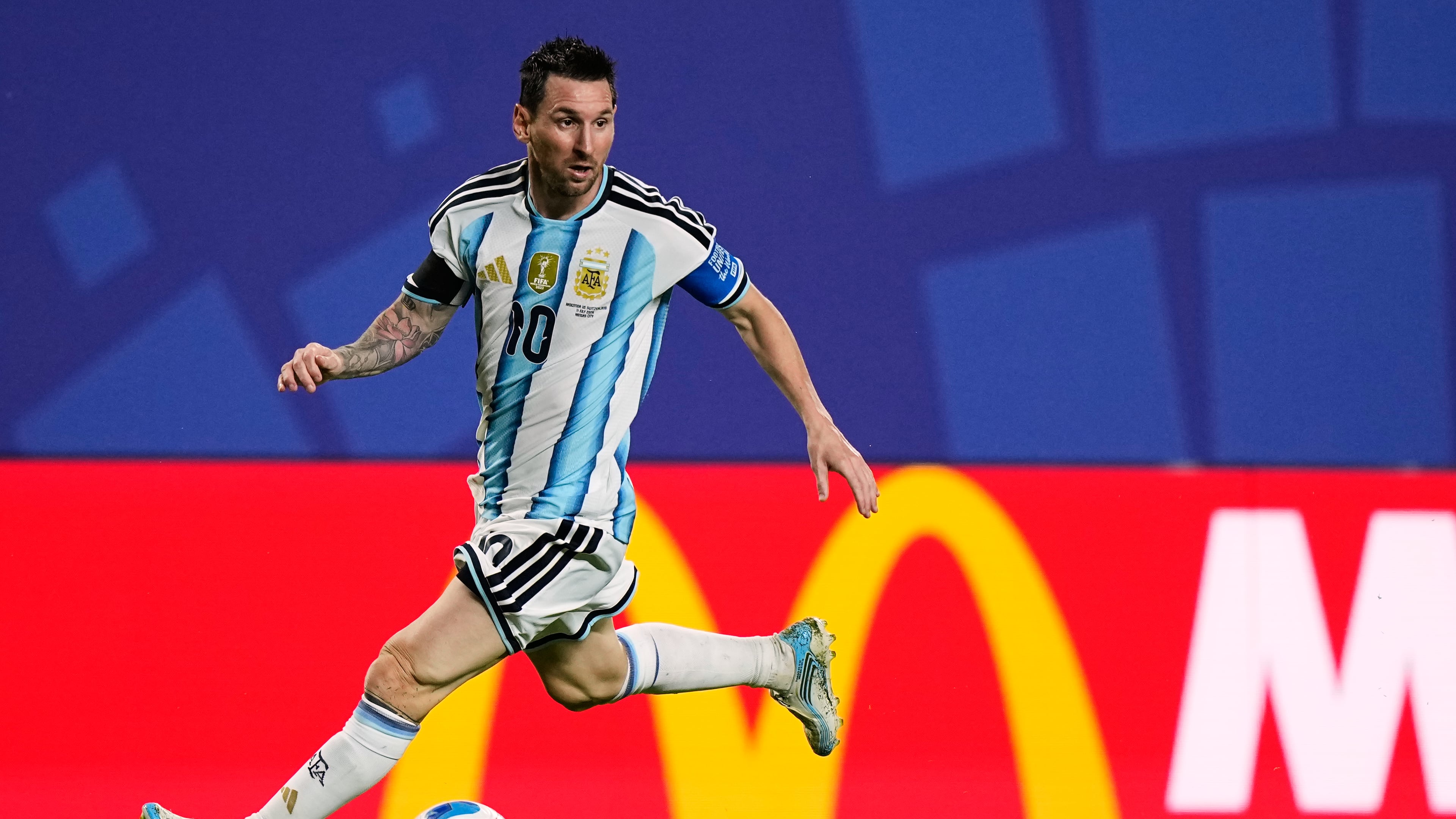 Argentina's Lionel Messi (10) dribbles the ball during the World Cup quarterfinal soccer match against Switzerland in Kansas City, Mo., Saturday, July 11, 2026. (AP Photo/Charlie Riedel)