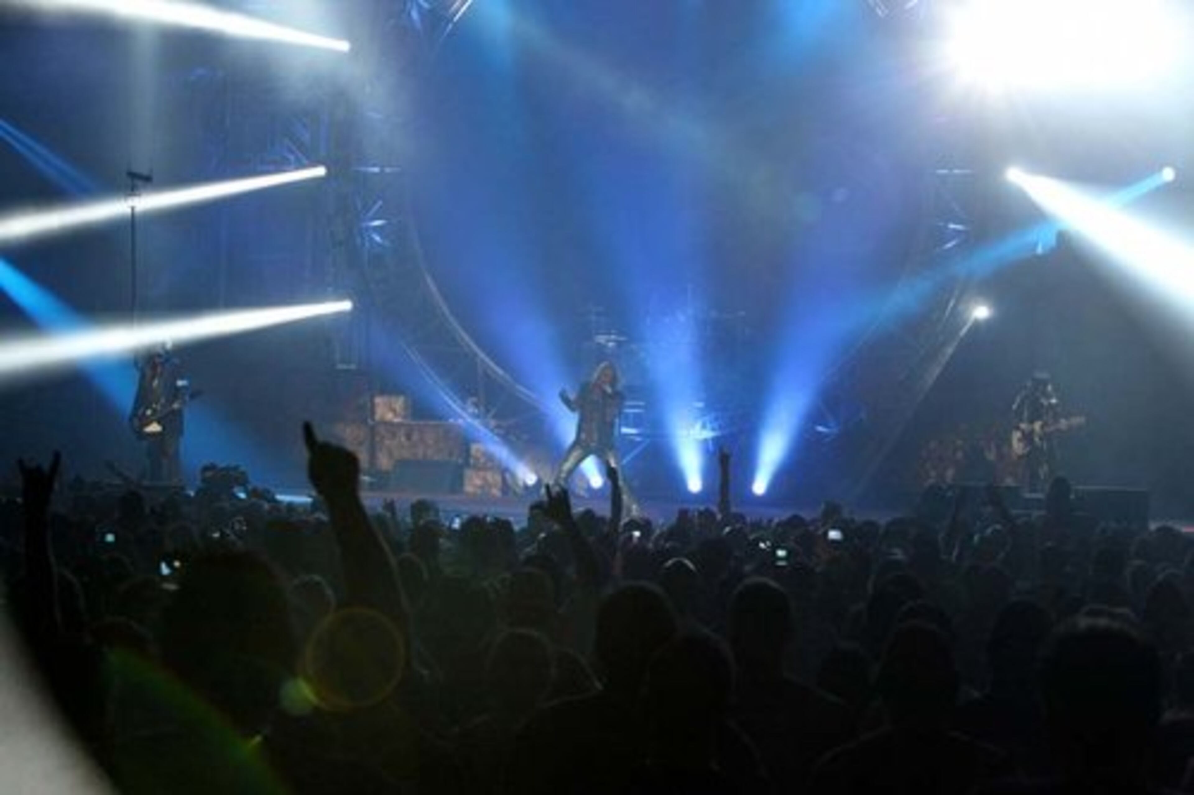 Vince Neil and Motley Crue performing "Wild Side". M tley Cr e is an American hard rock/ glam metal band formed in Los Angeles in 1981. The group was founded by bass guitarist Nikki Sixx and drummer Tommy Lee.