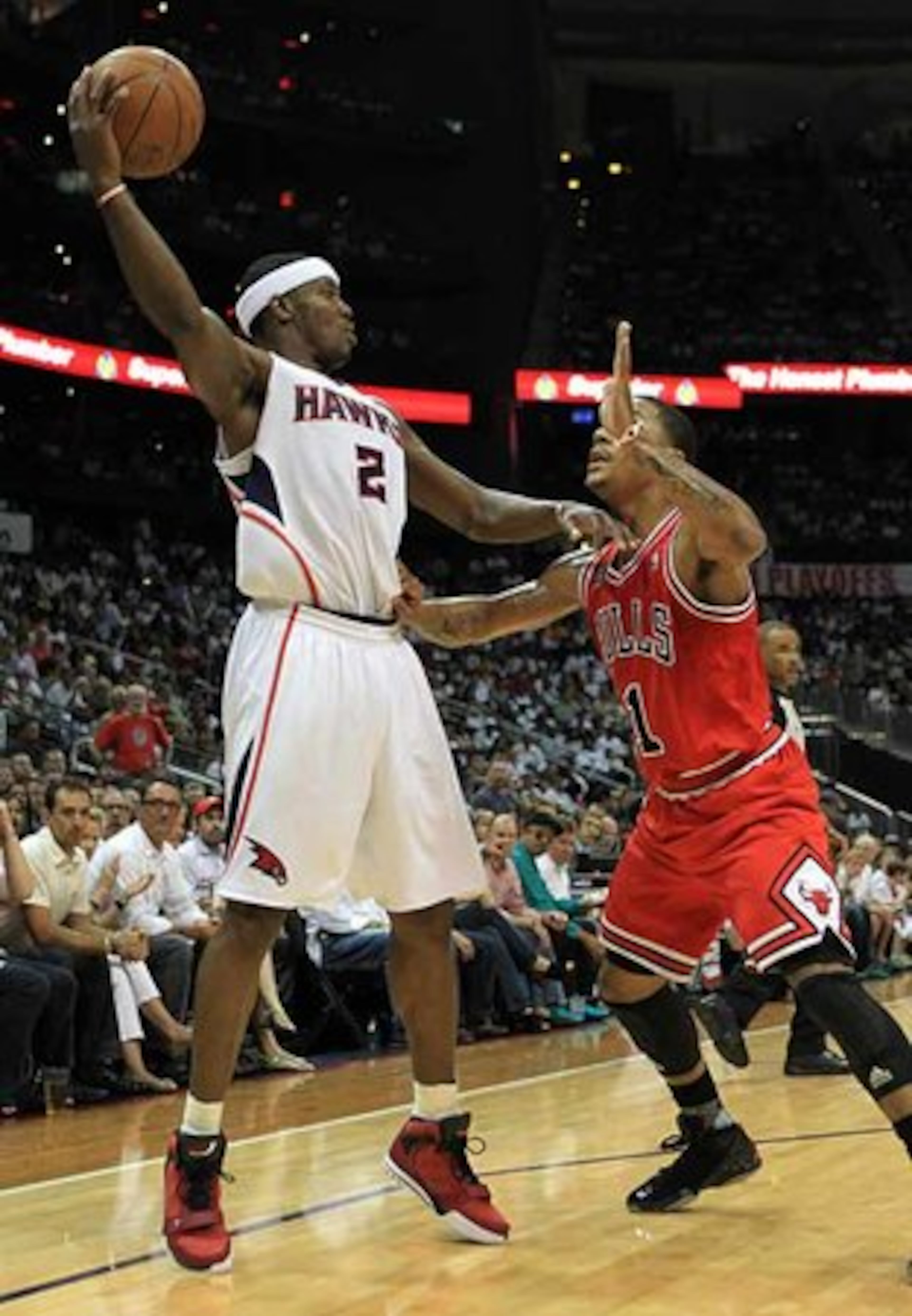 Chicago's Derrick Rose (right) can't stop Joe Johnson from getting off a high pass.