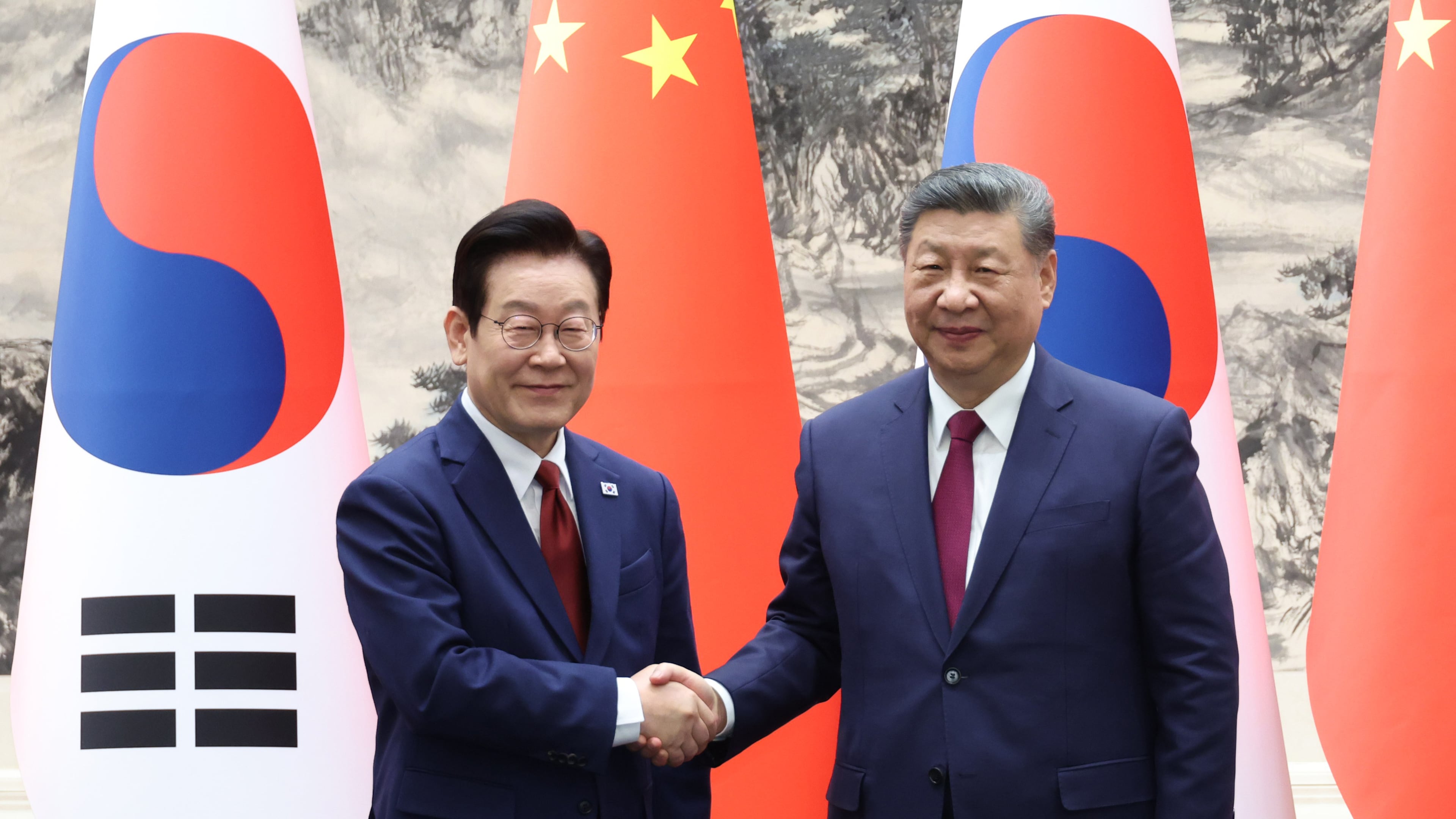 Chinese President Xi Jinping, right, shakes hands with South Korean President Lee Jae Myung, left, during a ceremony of the Memorandum of Understanding, (MOU) between South Korea and China in Beijing, China, Monday, Jan. 5, 2026. (Han Sang-kyun/Yonhap via AP)