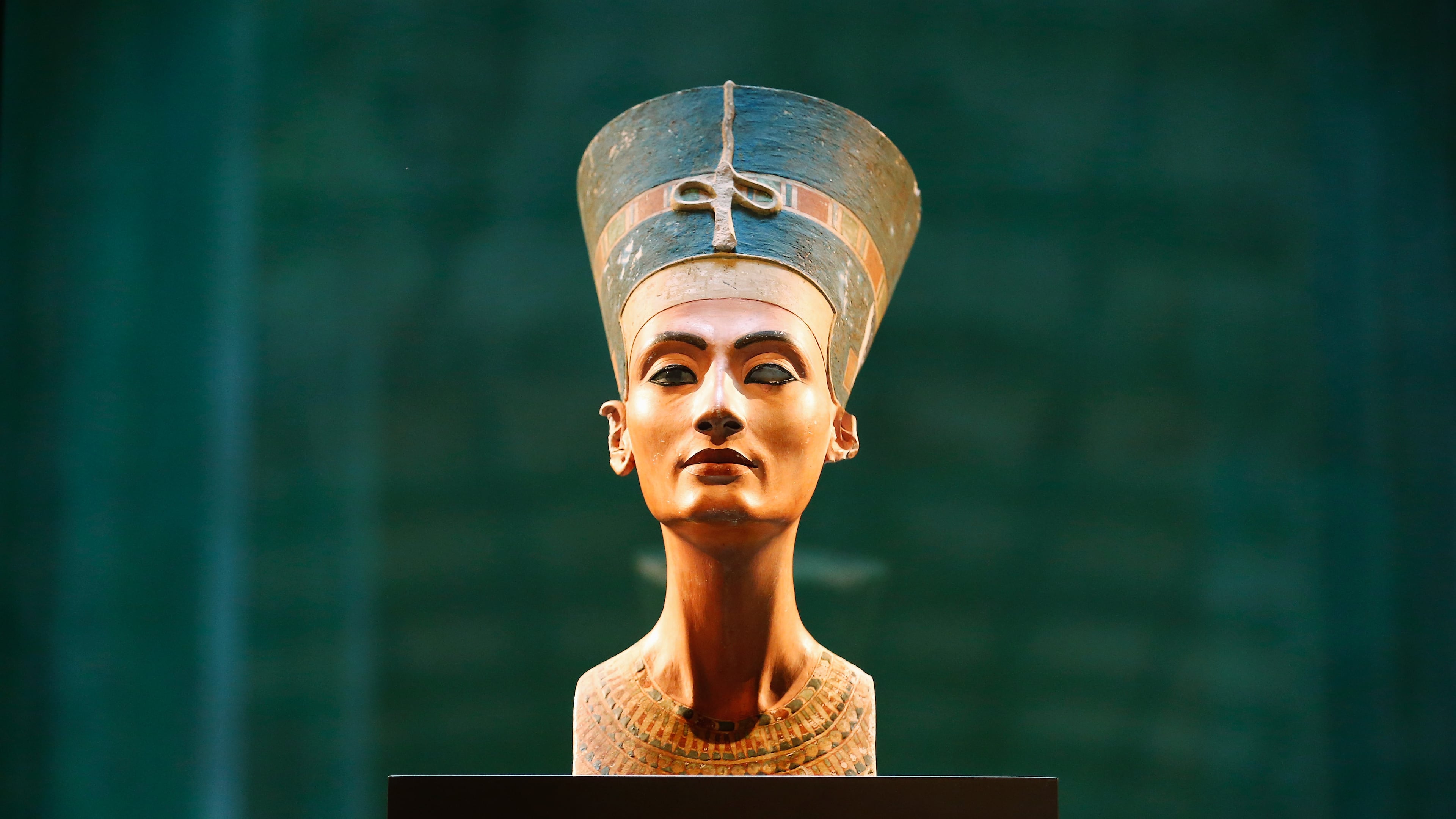 BERLIN, GERMANY - SEPTEMBER 10: The bust of Egyptian beauty Queen Nefertiti is on display at Neues Museum on September 10, 2014 in Berlin, Germany. The bust is a 3400-year-old painted limestone bust of Nefertiti, the Great Royal wife of the Egyptian Pharaoh Akhenaton and is one of the most copied works of ancient Egypt. (Photo by Andreas Rentz/Getty Images)