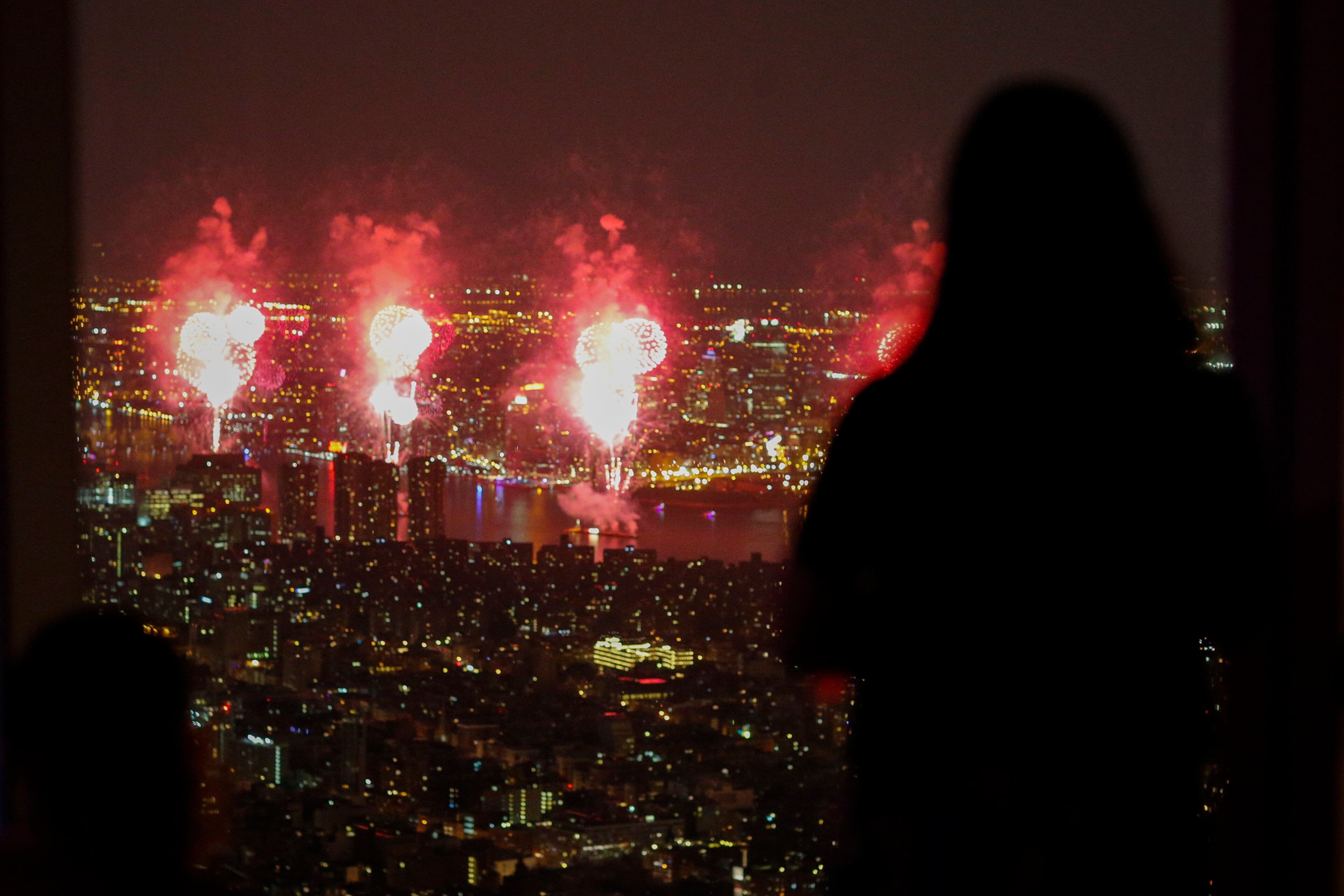 NEW YORK, NY - JULY 4: The 2015 Macy's 4th of July Fireworks exploded along the East river from the One World Trade Center Observatory on July 4, 2015 in New York City. The celebrations mark the 239th Independence Day. (Photo by Eduardo Munoz Alvarez/Getty Images)