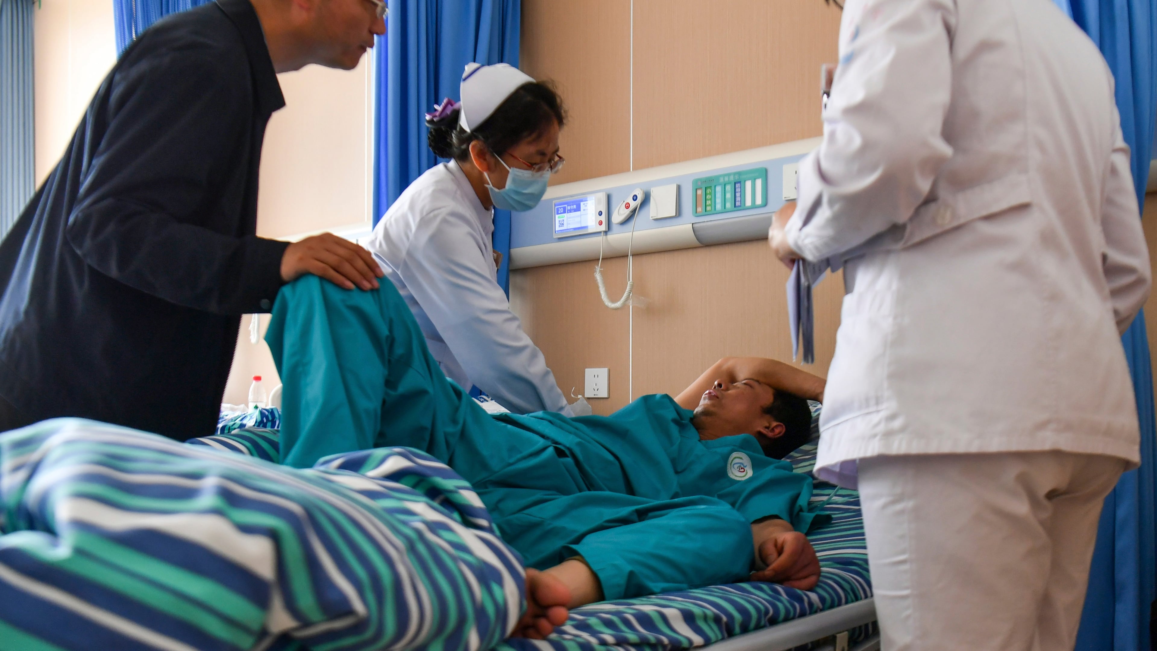 In this photo released by Xinhua News Agency, medical staff attend to an injured worker at a hospital in the aftermath of an explosion at Changzhi city's Liushenyu coal mine in Qinyuan county, northern China's Shanxi Province on Saturday, May 23, 2026. (Cao Yang/Xinhua via AP)