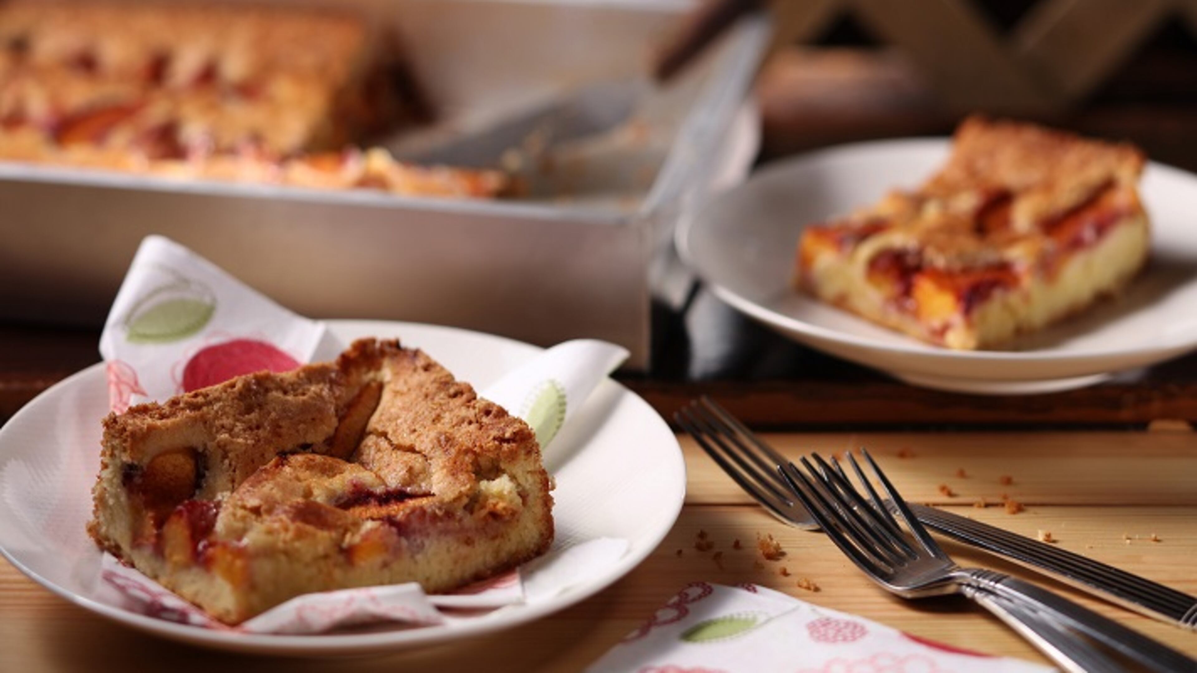 Peach cake captures summer so well you may want to freeze a piece to eat this winter. (Food styling by Joan Moravek.) (Abel Uribe/Chicago Tribune/TNS)