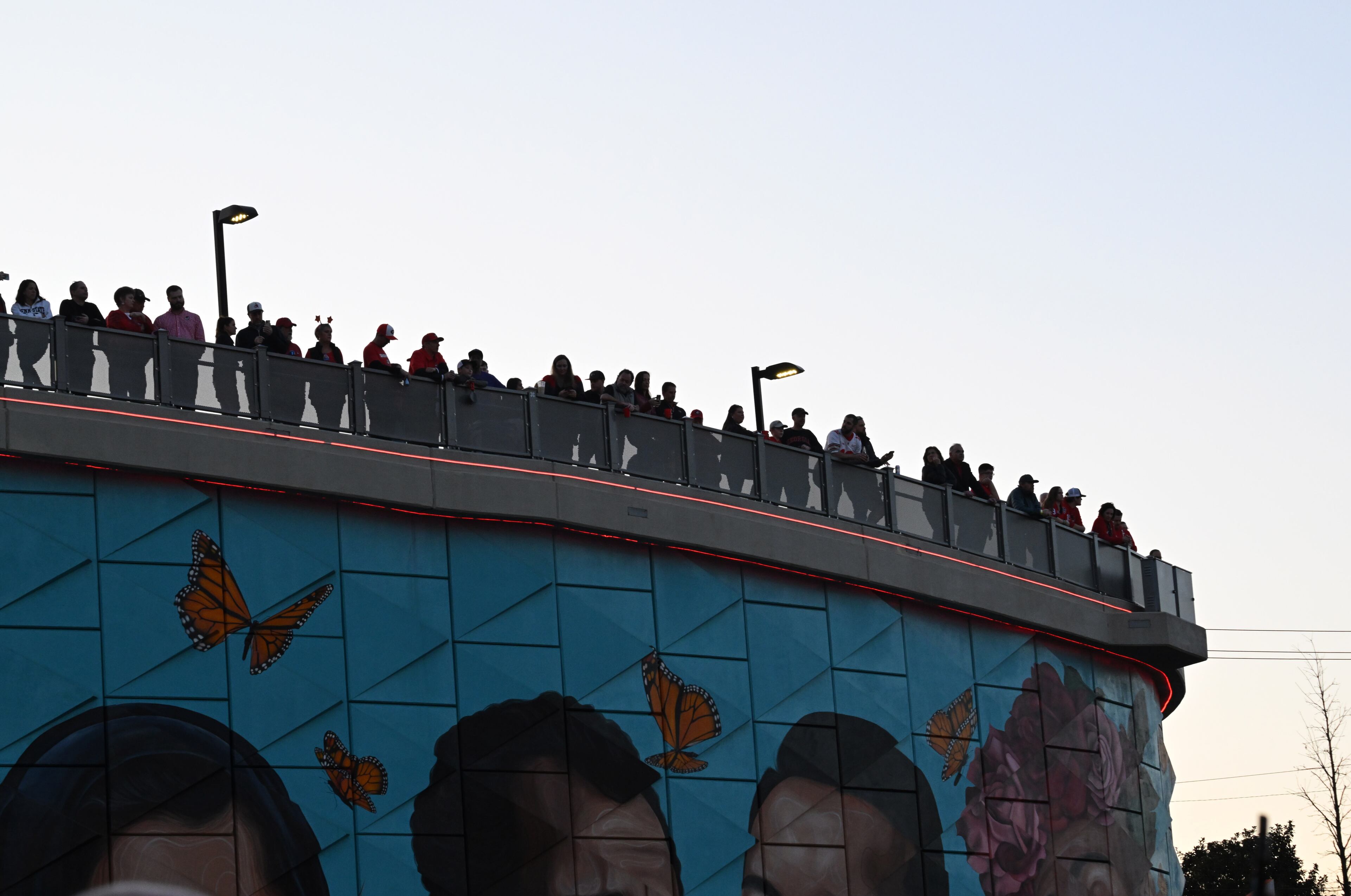 Georgia fans wait for the team arriving before the 2022 CFP Semifinal at the Chick-fil-A Peach Bowl Saturday, Dec. 31, 2022, in Atlanta. (Hyosub Shin / Hyosub.Shin@ajc.com)