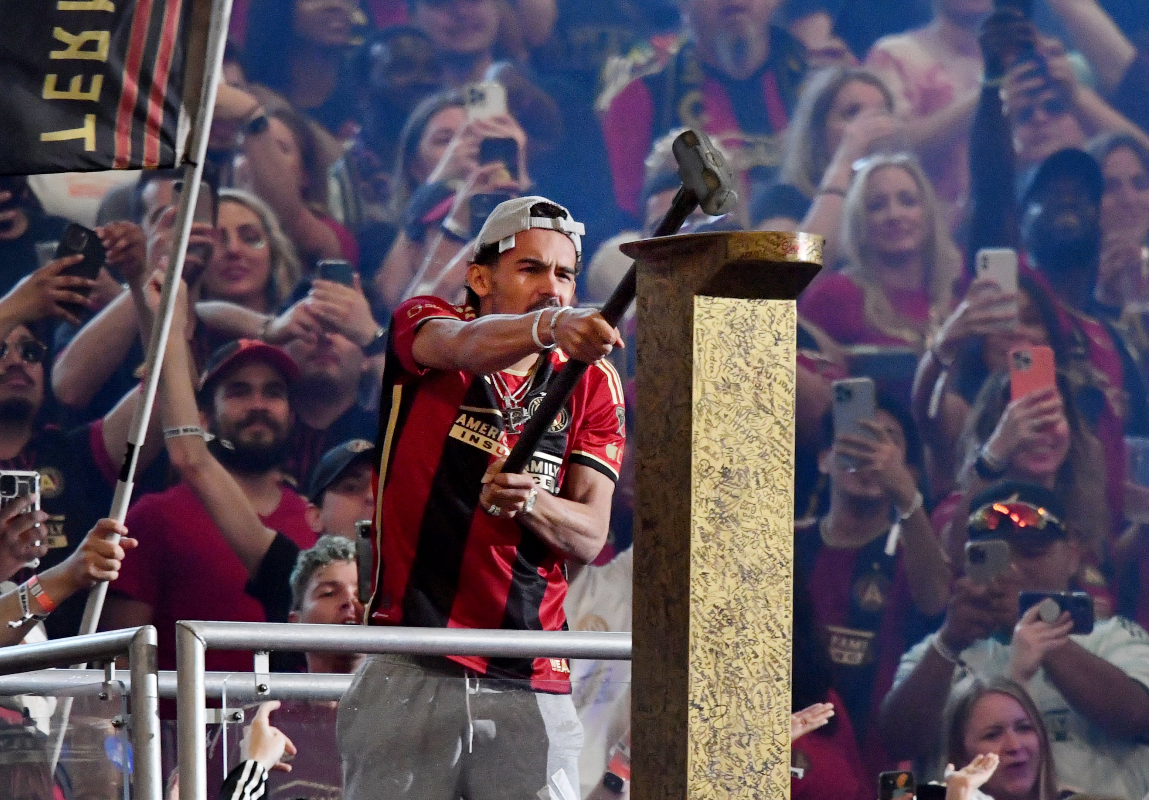 Atlanta Hawks' Trae Young hammers the gold spike before the match at Mercedes-Benz Stadium, Saturday, April 1, 2023, in Atlanta. (Hyosub Shin / Hyosub.Shin@ajc.com)