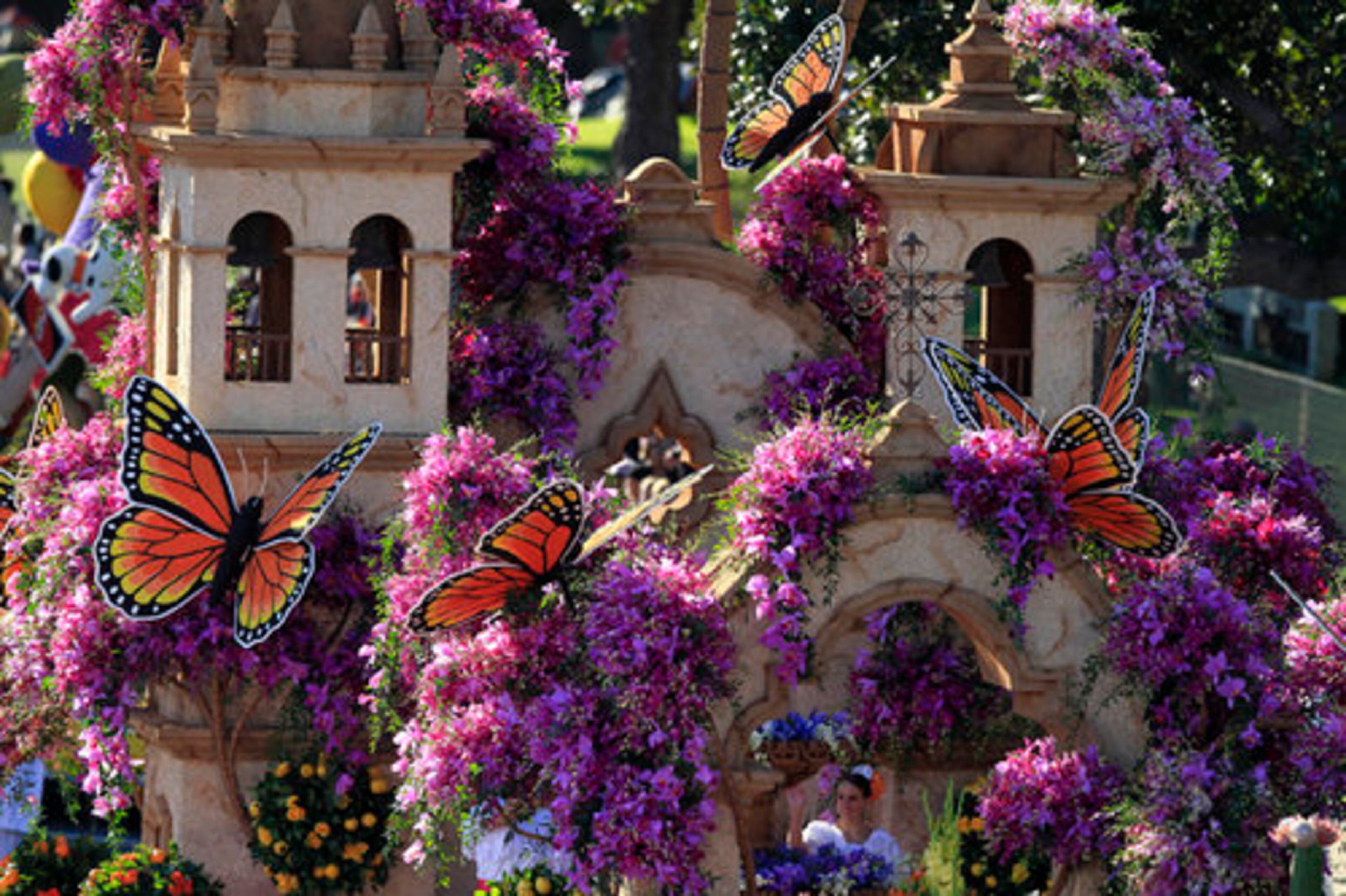 The Sierra Madre, Calif., Rose Float Association entry, was titled "Suenos de California."