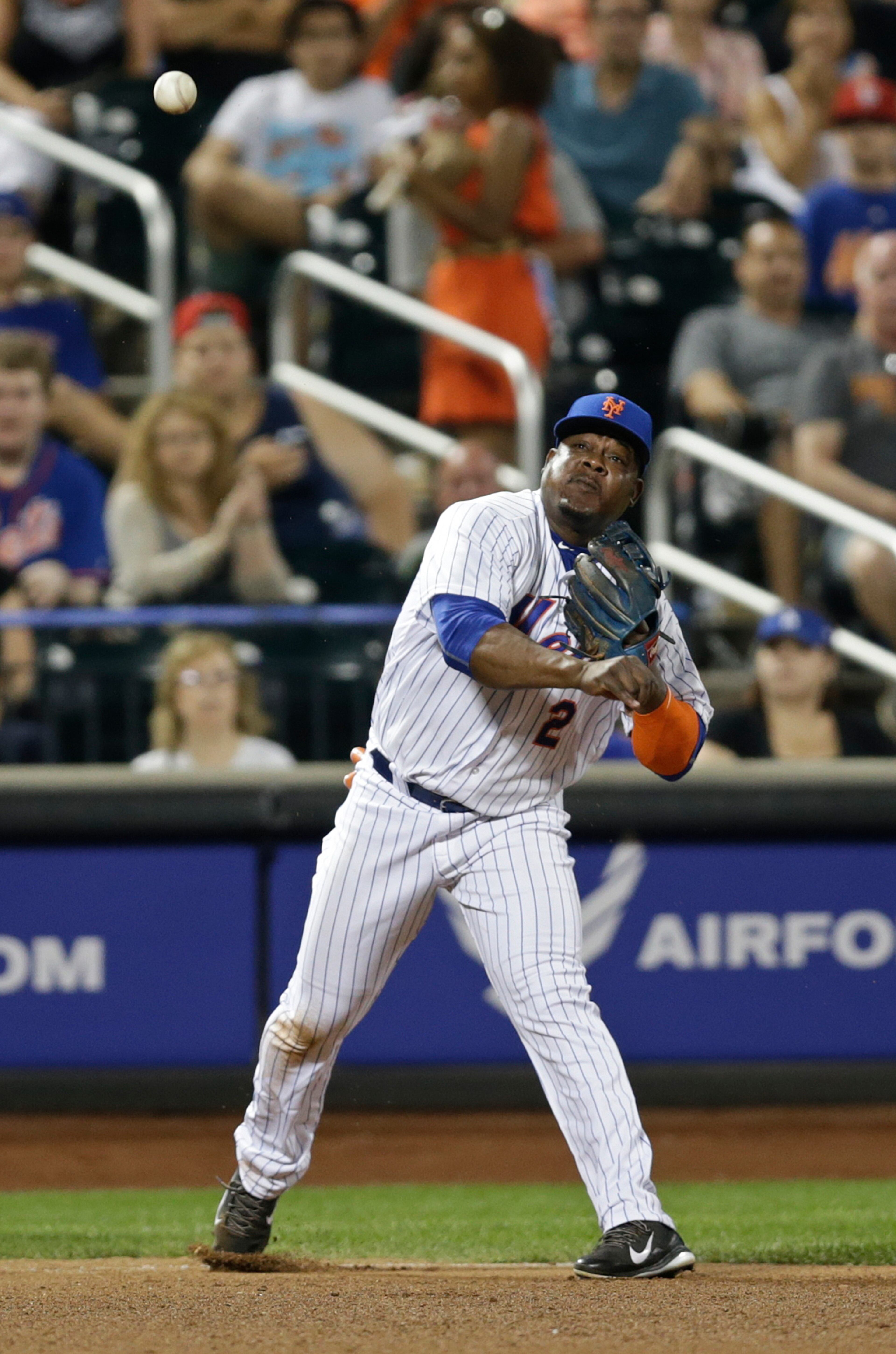 New York Mets' Juan Uribe (2) throws out Los Angeles Dodgers' Yasmani Grandal (9) at first base during the ninth inning of a baseball game against the Los Angeles Dodgers Saturday, July 25, 2015, in New York. The Mets won 15-2. (AP Photo/Frank Franklin II)