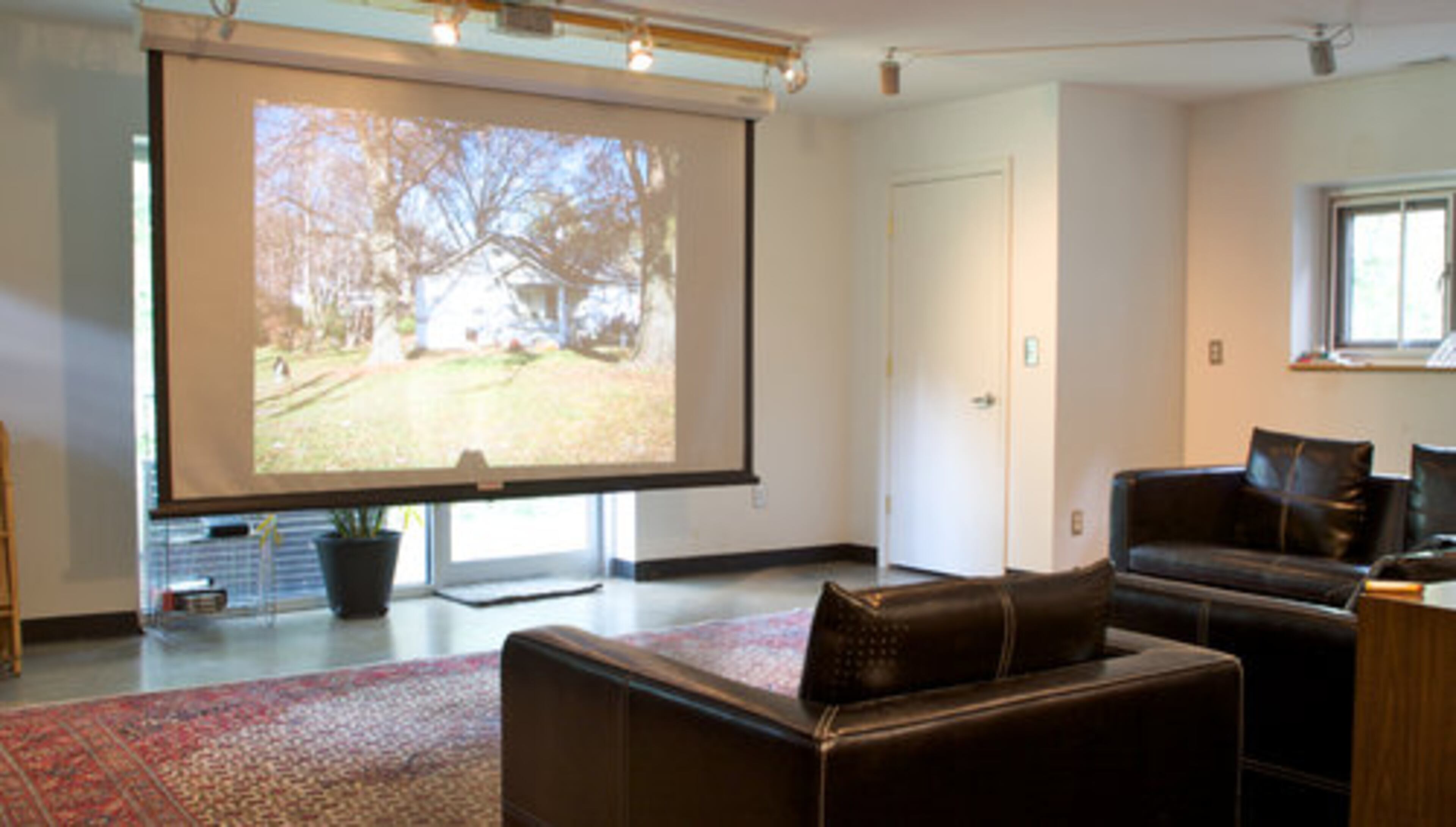 The walk-out basement of the home is used as the entertainment center for the tech savvy couple. Justin and Jennifer Beals started construction on what they refer to as 'the tower' in 2000.