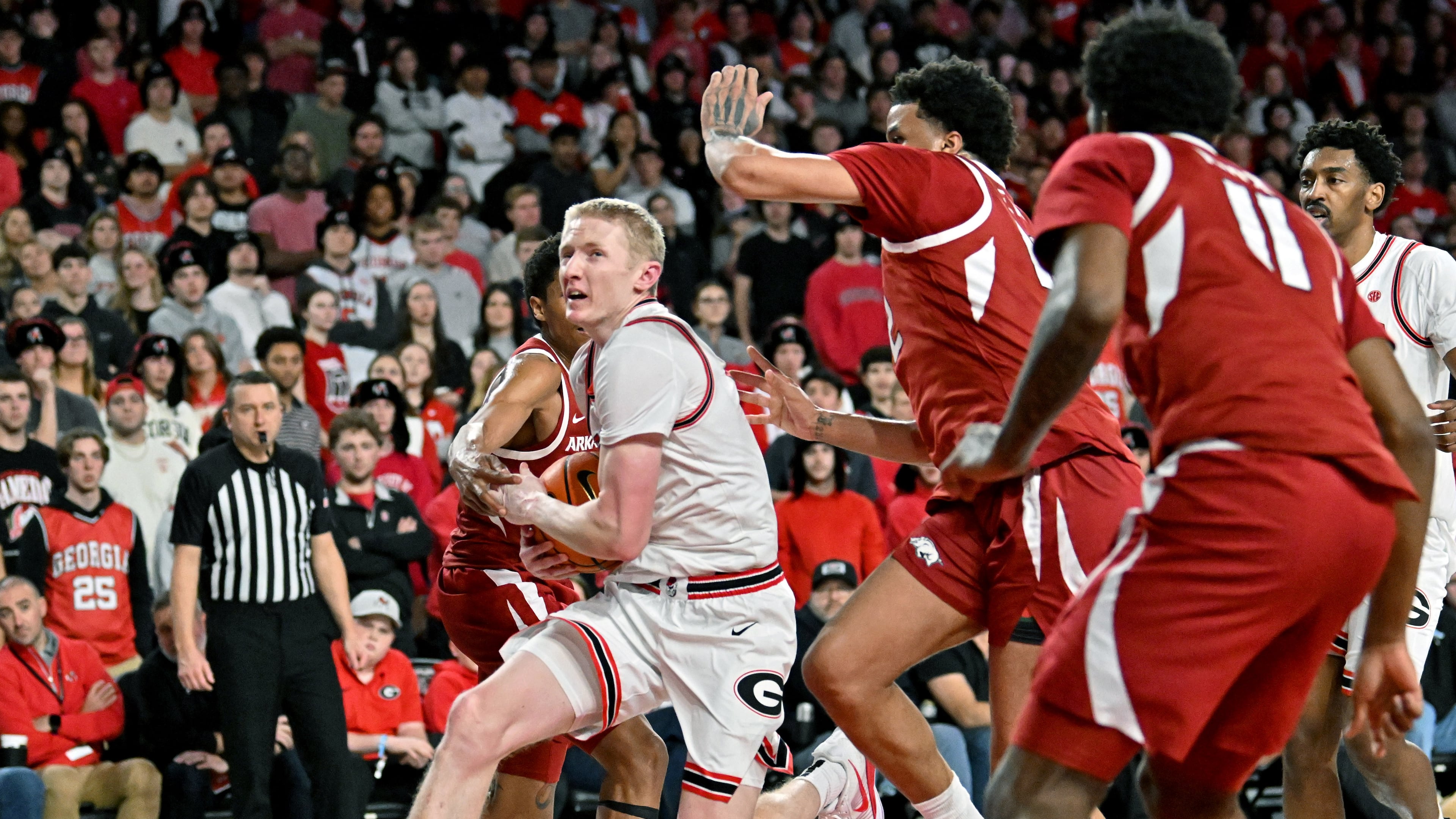 Georgia guard Blue Cain drives to the basket during the Bulldogs' game against Arkansas on Saturday, Jan. 17, 2026. (Hyosub Shin/AJC)