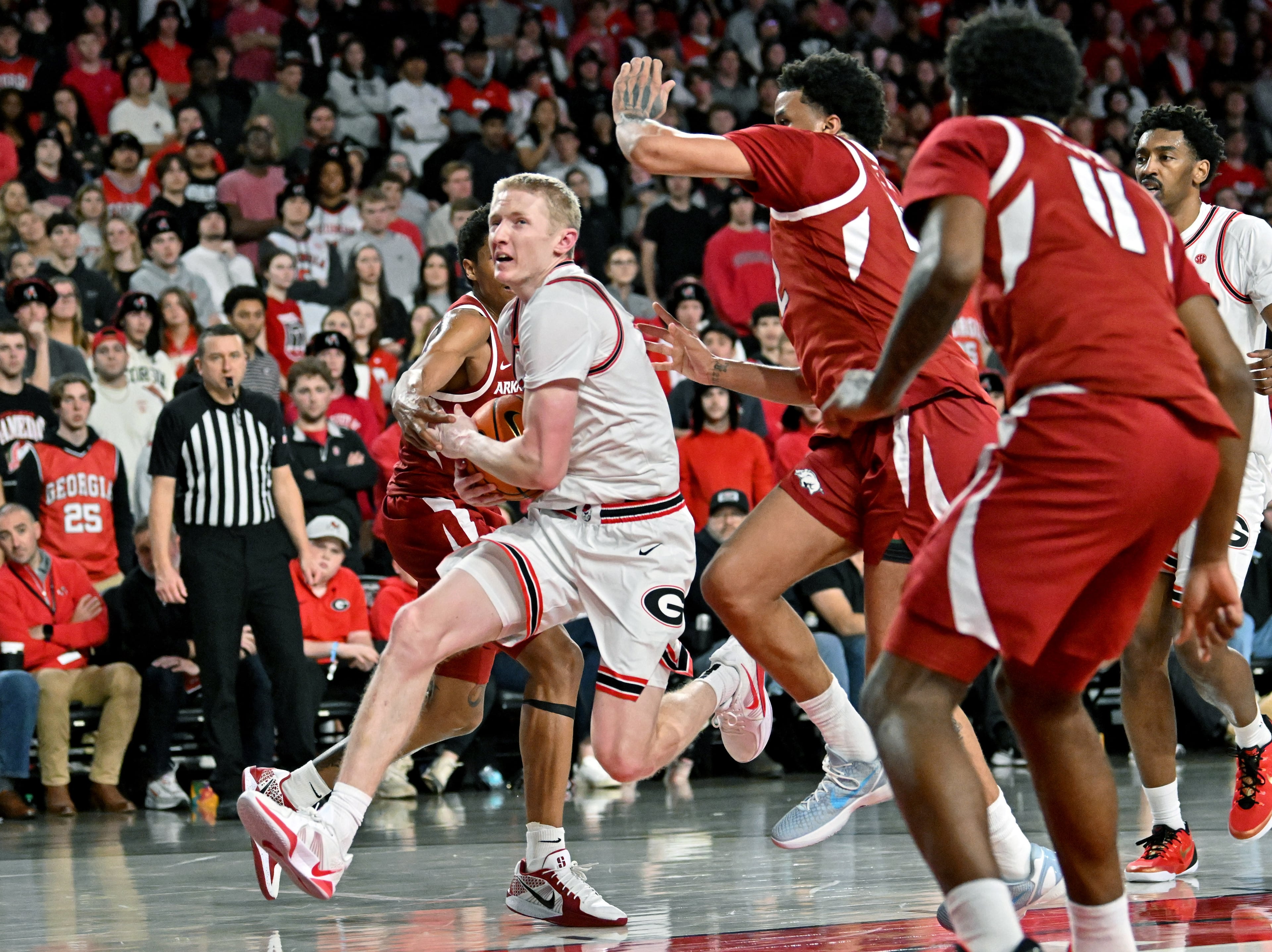 Georgia guard Blue Cain (left) drives to the basket during the second half in an NCAA college basketball game at Stegeman Coliseum, Saturday, Jan. 17, 2026, in Athens. Georgia won 90-76 over Arkansas. (Hyosub Shin/AJC)