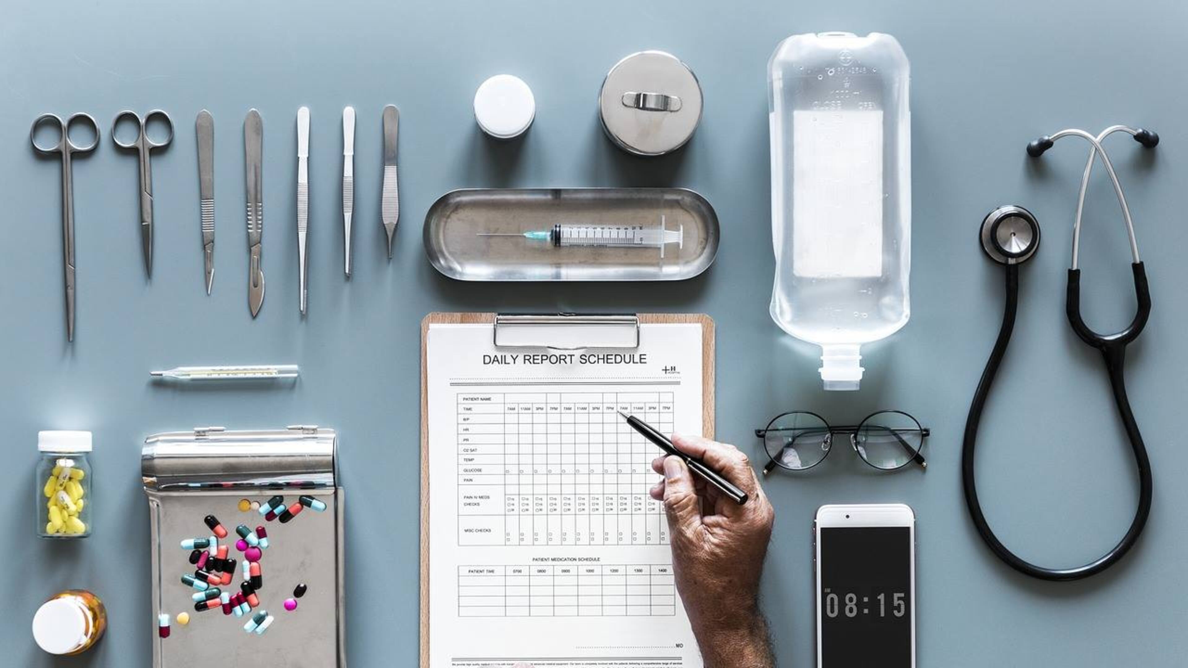 A college senior in Alabama will donate her left kidney to her lifelong friend after graduation.