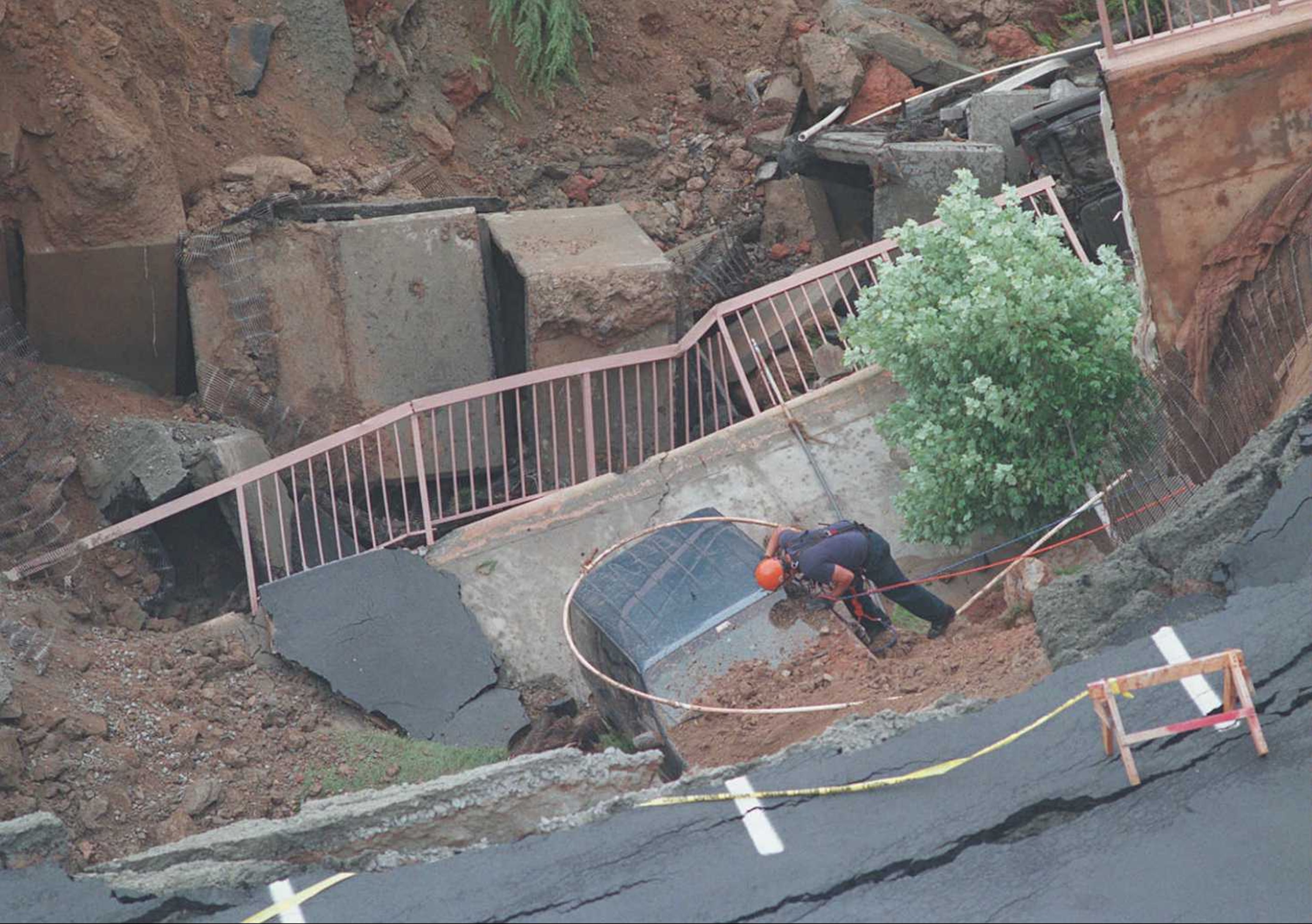 930614 - Atlanta, Georgia - Overhead view of a sinkhole that developed in midtown Atlanta at the Marriott on 14th st. Shown on June 14, 1993. (AJC Staff Photo/Dianne Laakso)