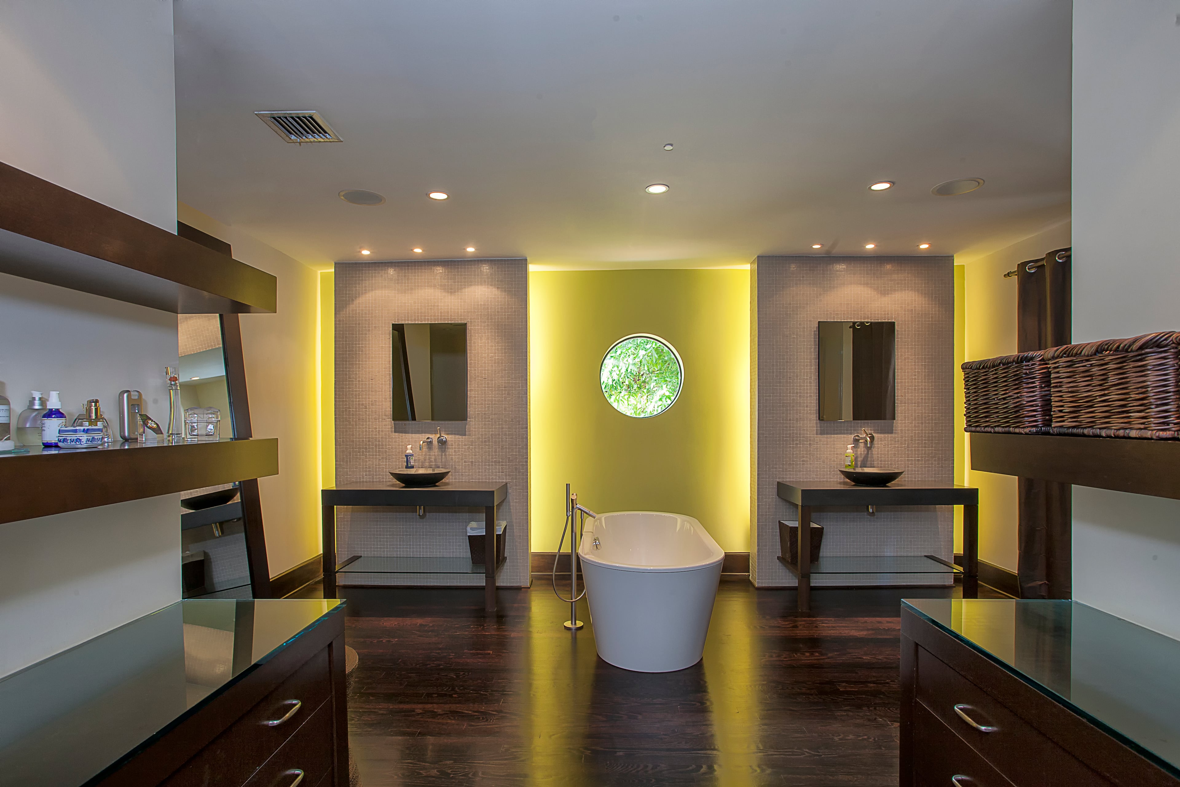 Got $20 million to spare? No? Well, actor Matt Damon is selling his Miami Beach mansion. The main house has seven bedrooms, nine baths and one half-bath, as well as a pool, rooftop terrace, theater room, wine cellar and gourmet kitchen. The waterfront property also includes a two-bedroom, two-bathroom guest house. Learn more at http://www.toptenrealestatedeals.com/homes/weekly-ten-best-home-deals/2013/4-23-2013/.