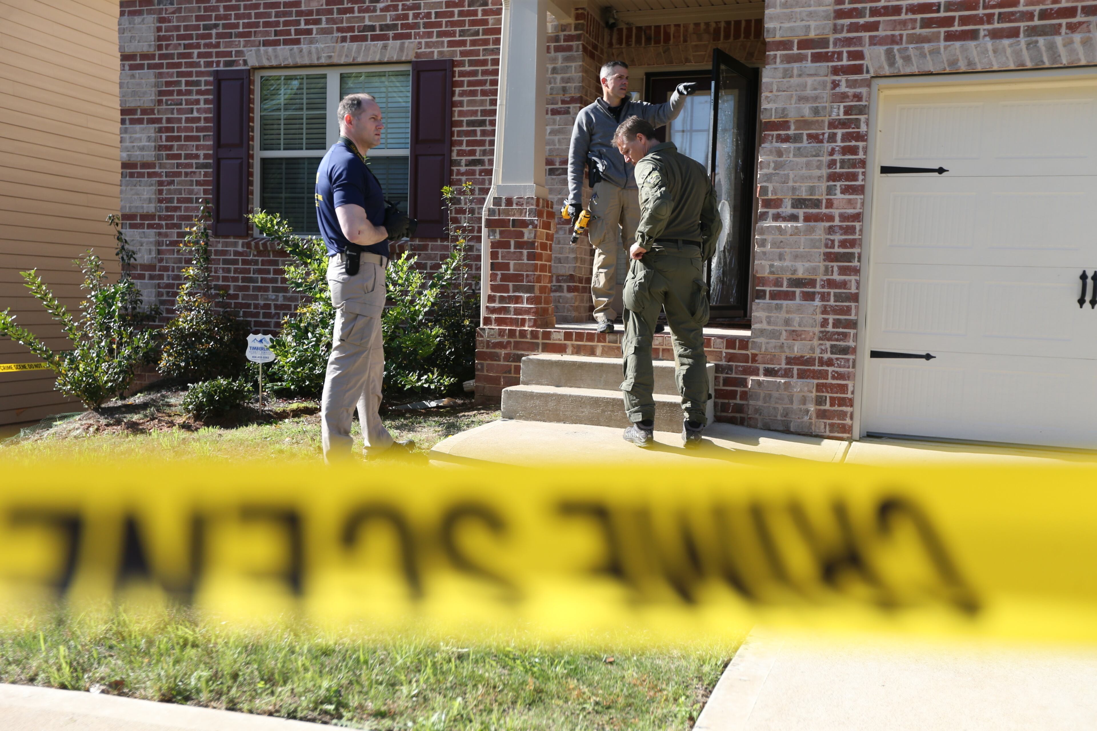 FBI agents, with guns drawn, smashed through the front door of a home in the 7700 block of Birdsview Drive in Fairburn shortly after 6 a.m., according to Channel 2 Action News. JOHN SPINK / JSPINK@AJC.COM