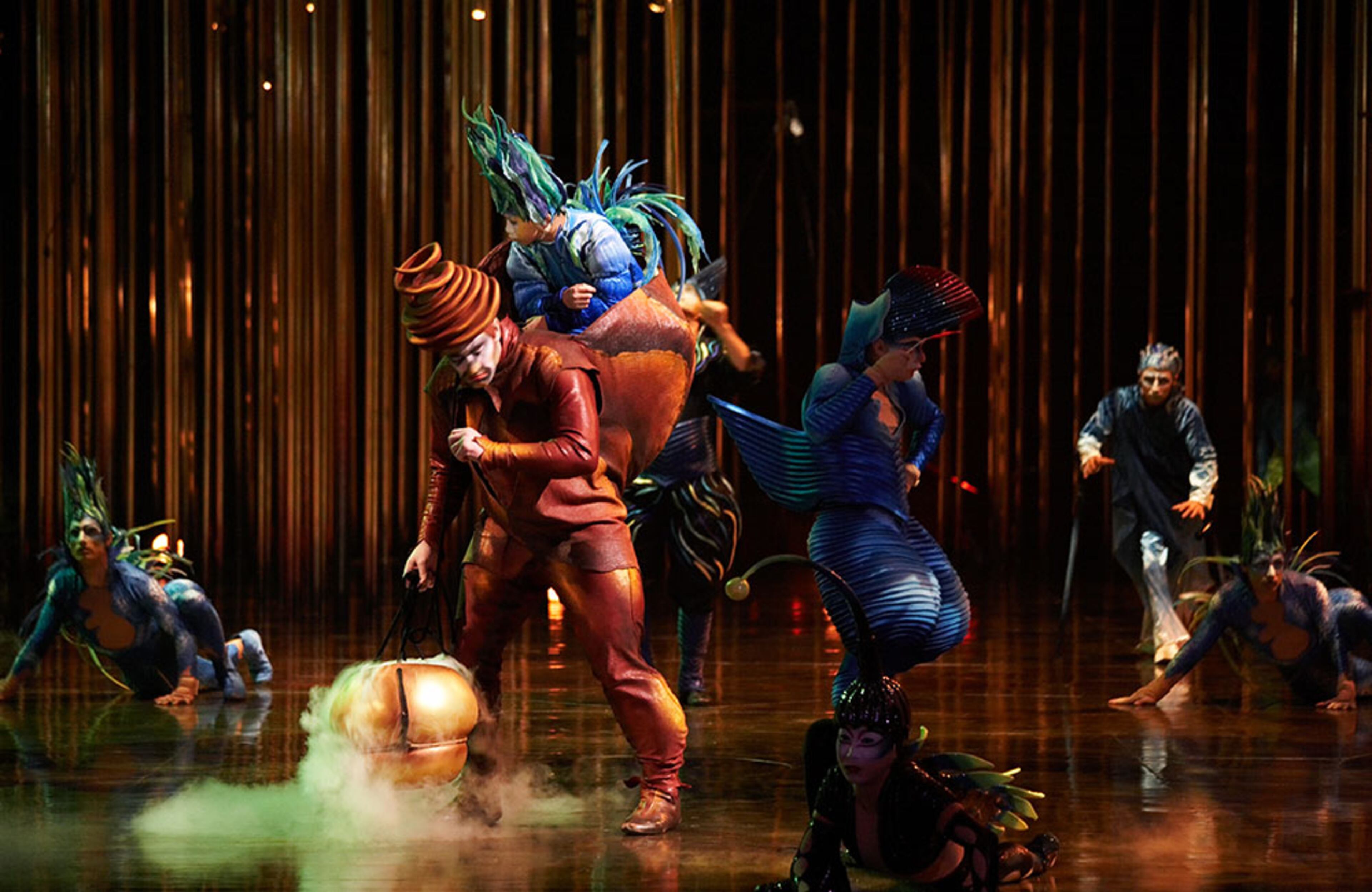 Black Lizard makes his appearance in "Varekai." Photos: Jean-François Lemire/shootstudio.ca Costumes: Eiko Ishioka © 2014 Cirque du Soleil