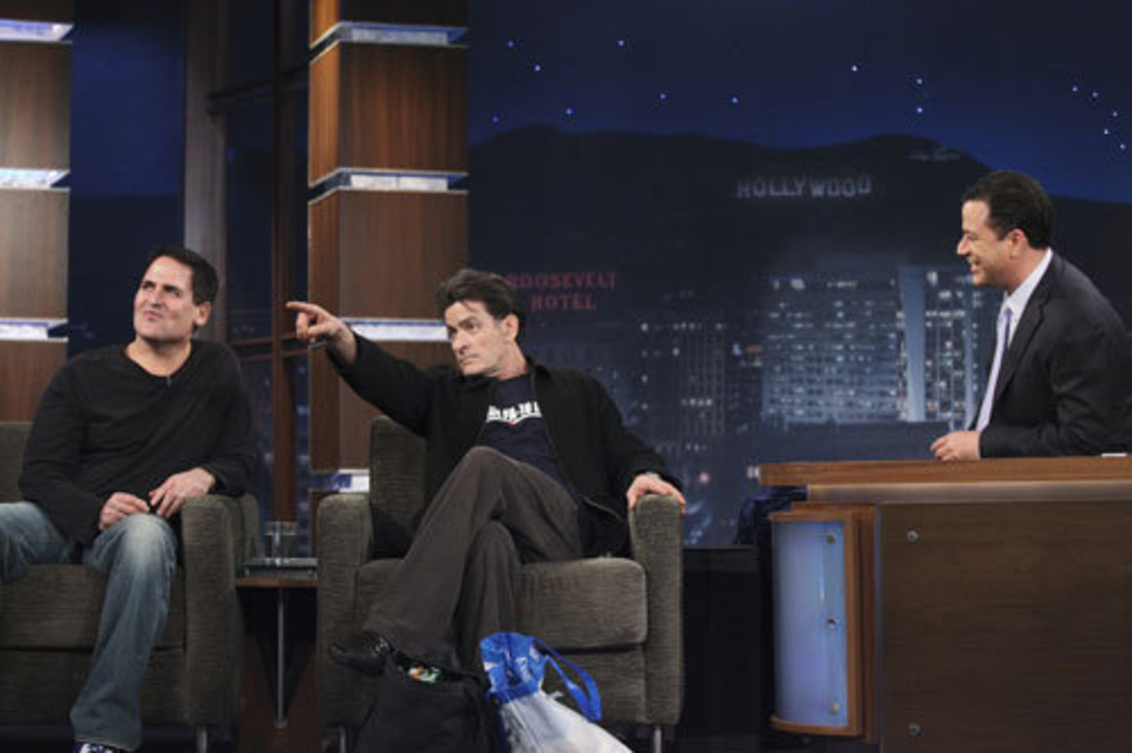 Sheen arrived with a bag of goodies, including "Winning" T-shirts he gave away to audience members, a tee that said "I Have Tiger's Blood in Me" and a coffee mug with foxes on it.