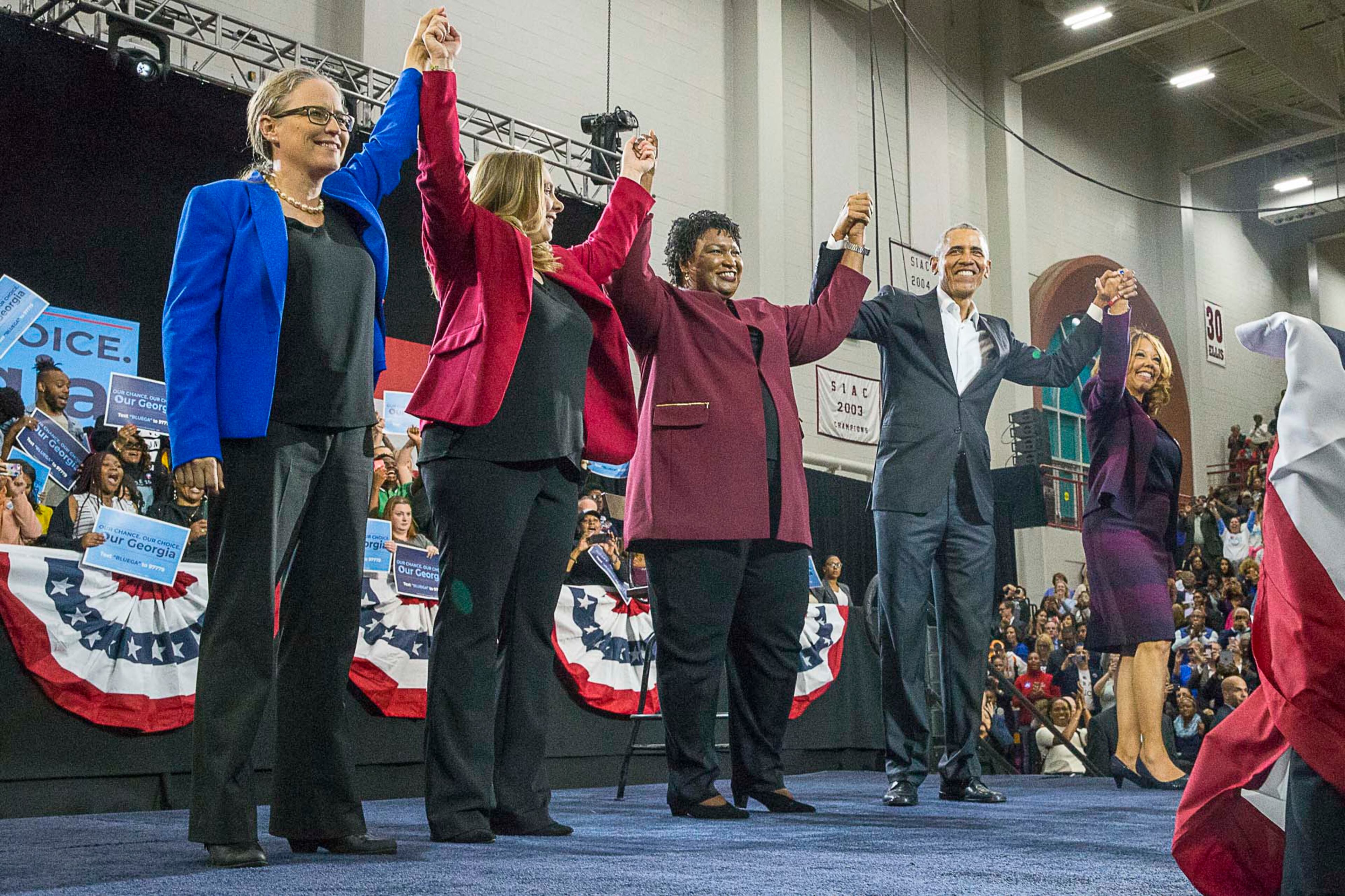 Former President Barack Obama (second from right) links hands with gubernatorial candidate Stacey Abrams (center) and other Democratic candidates. (ALYSSA POINTER/ALYSSA.POINTER@AJC.COM)