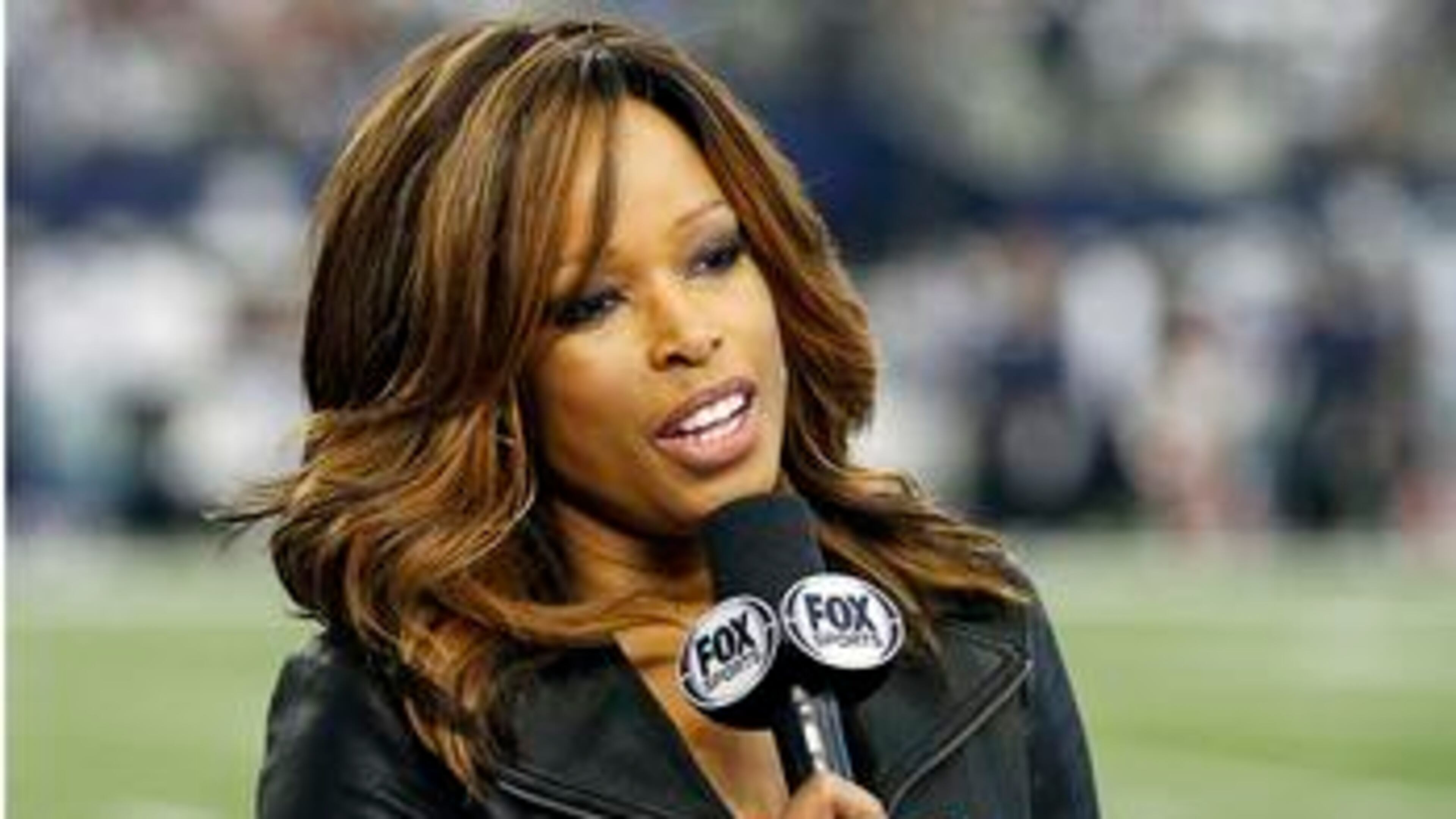 15 Dec 2013, Arlington, Texas, USA --- 15 DECEMBER 2013: Fox's NFL sideline reporter Pam Oliver during a regular season NFL football game between the Green Bay Packers and Dallas Cowboys at AT&T Stadium in Arlington, TX. --- Image by © Ray Carlin/Icon SMI/Corbis