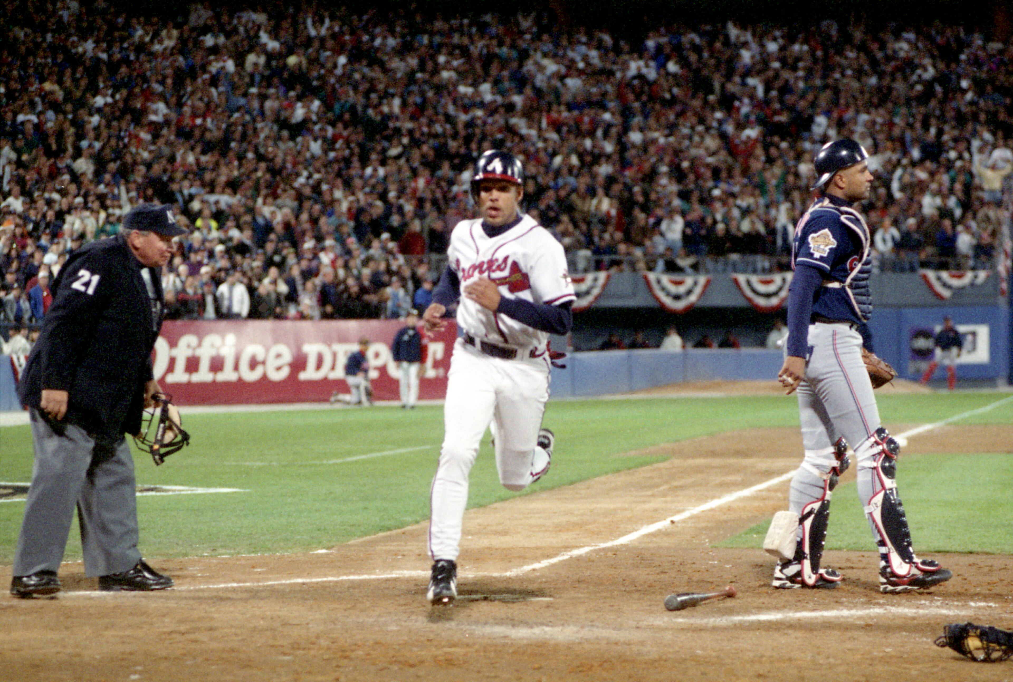 OCTOBER 21, 1995 ATLANTA David Justice crosses home plate after Belliard sacrifices, World Series Game One, 1995 Jonathan Newton/AJC STAFF