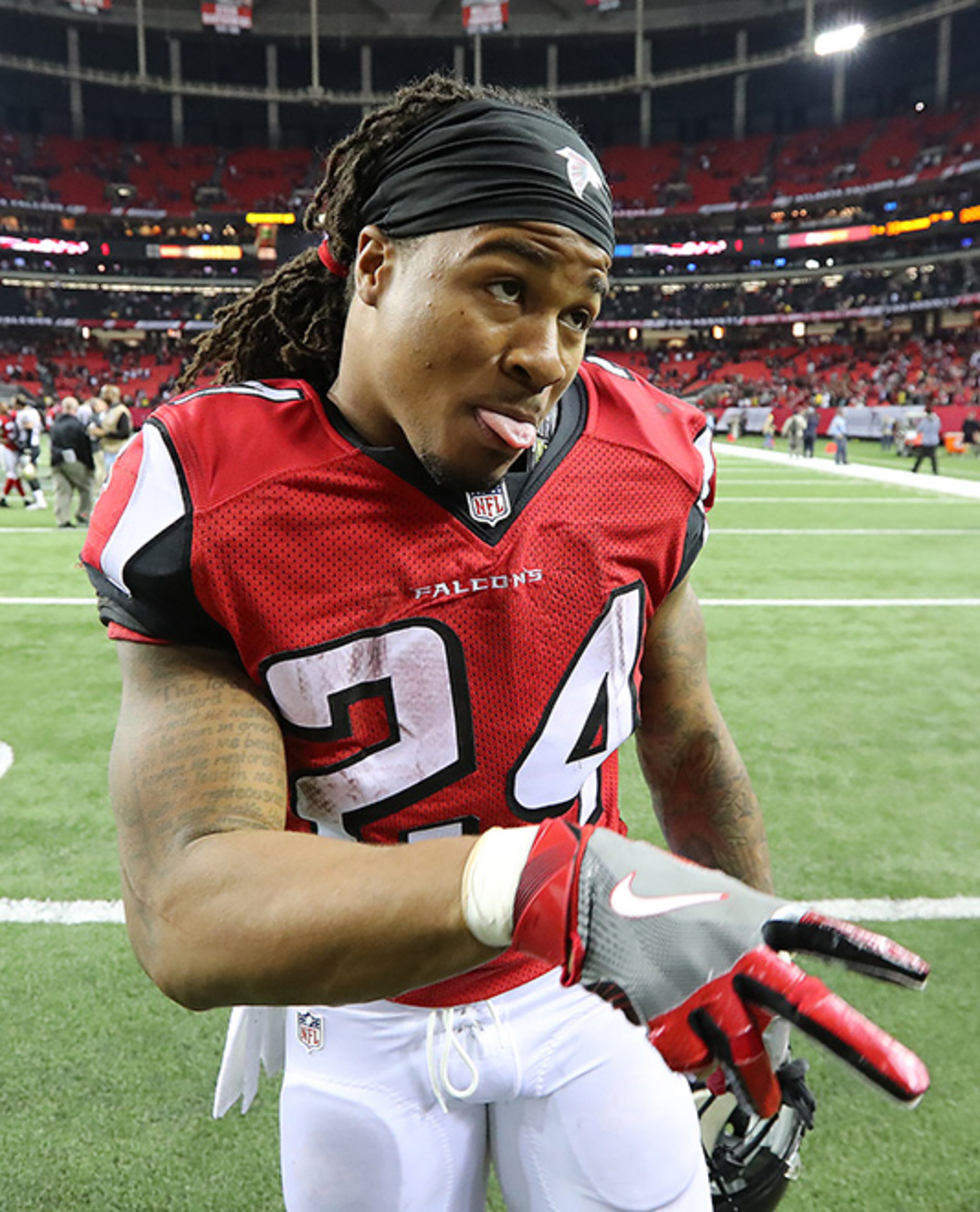 January 1, 2017, Atlanta: Falcons running back Devonta Freeman celebrates a 38-32 victory over the Saints in an NFL football game on Sunday, Jan. 1, 2017, in Atlanta. Curtis Compton/ccompton@ajc.com