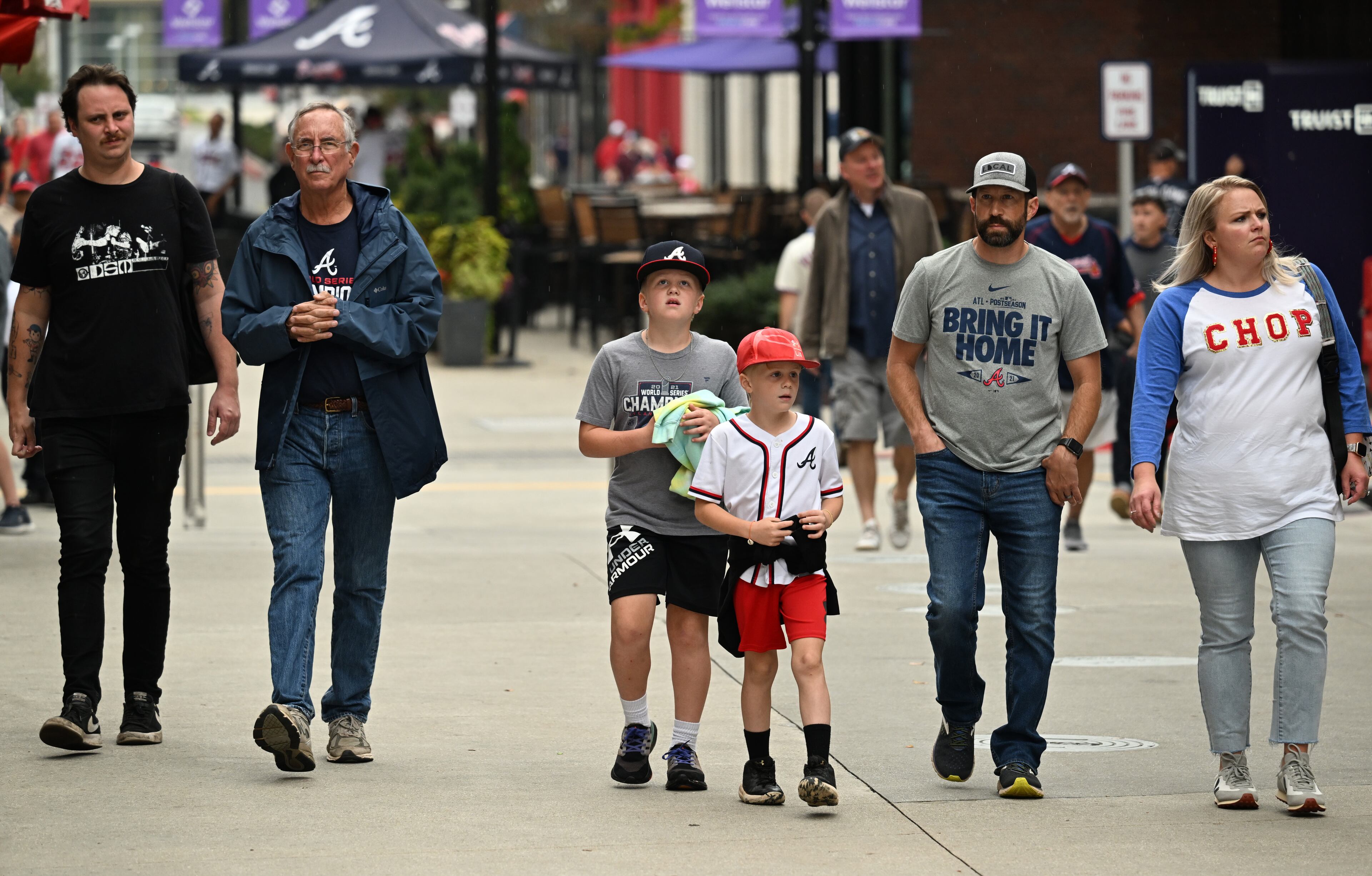 Baseball fans arrive for the Game 2 of the 2022 National League Division Series (NLDS) at Truist Park on Wednesday, October 12, 2022. (Hyosub Shin / Hyosub.Shin@ajc.com)