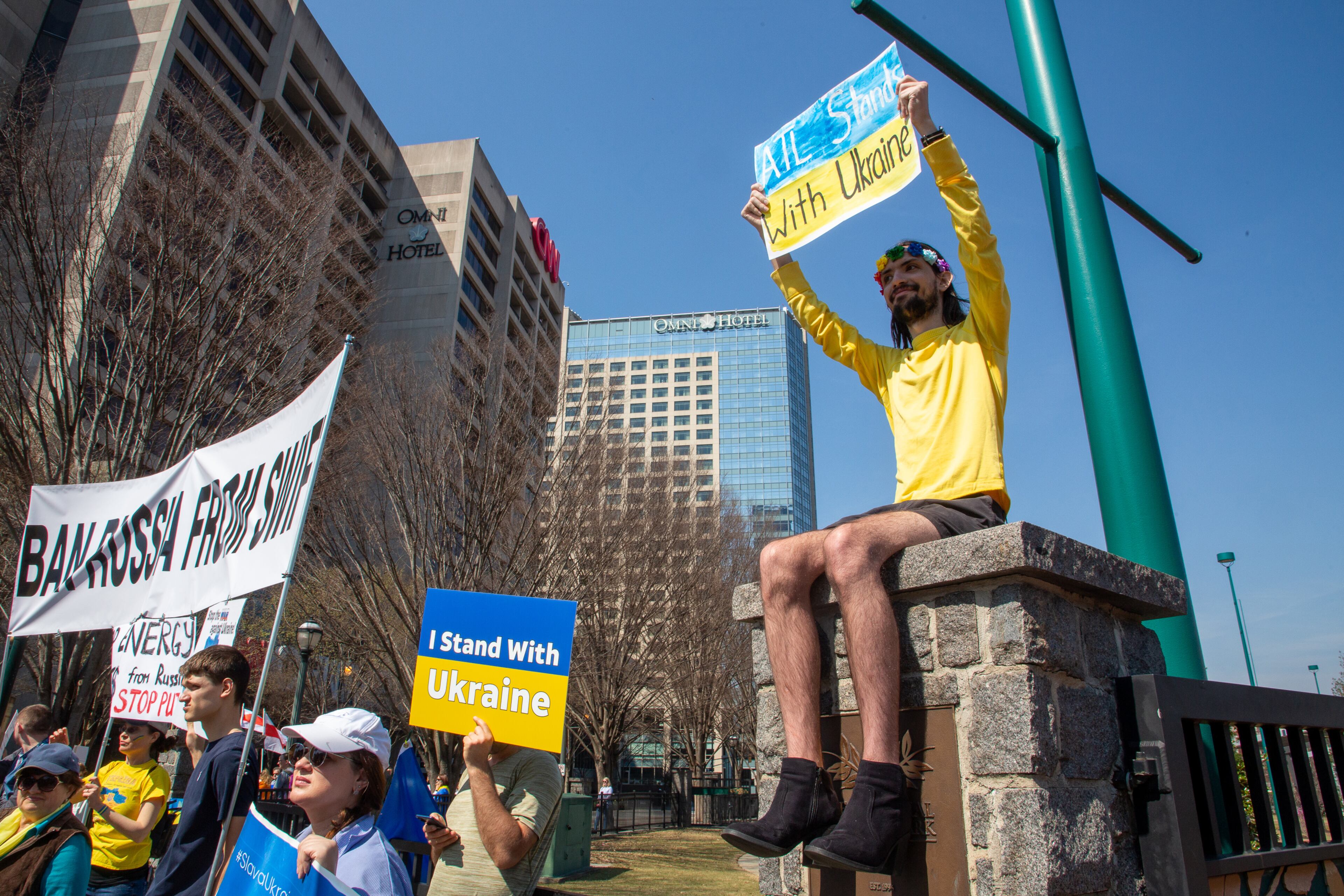 A crowd gathers near the CNN Center during a rally organized by the Ukrainian Community of Atlanta on Saturday, March 5, 2022. (Photo by Steve Schaefer for The Atlanta Journal-Constitution)
