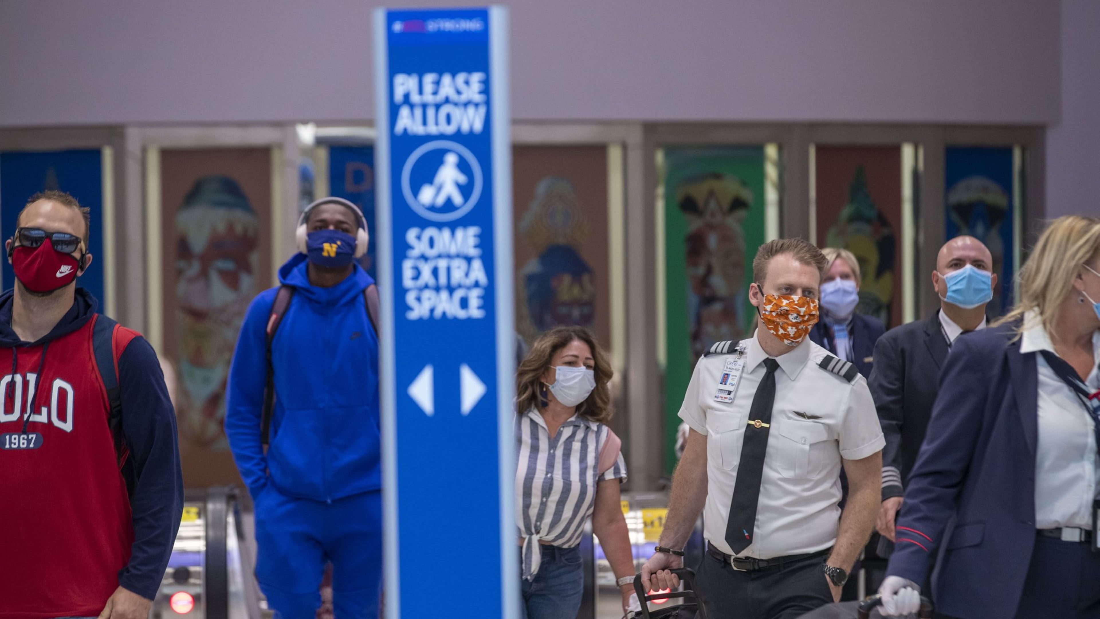 Masked airline passengers arrive at Hartsfield Jackson International Airport on May 20, 2020. (ALYSSA POINTER / ALYSSA.POINTER@AJC.COM)