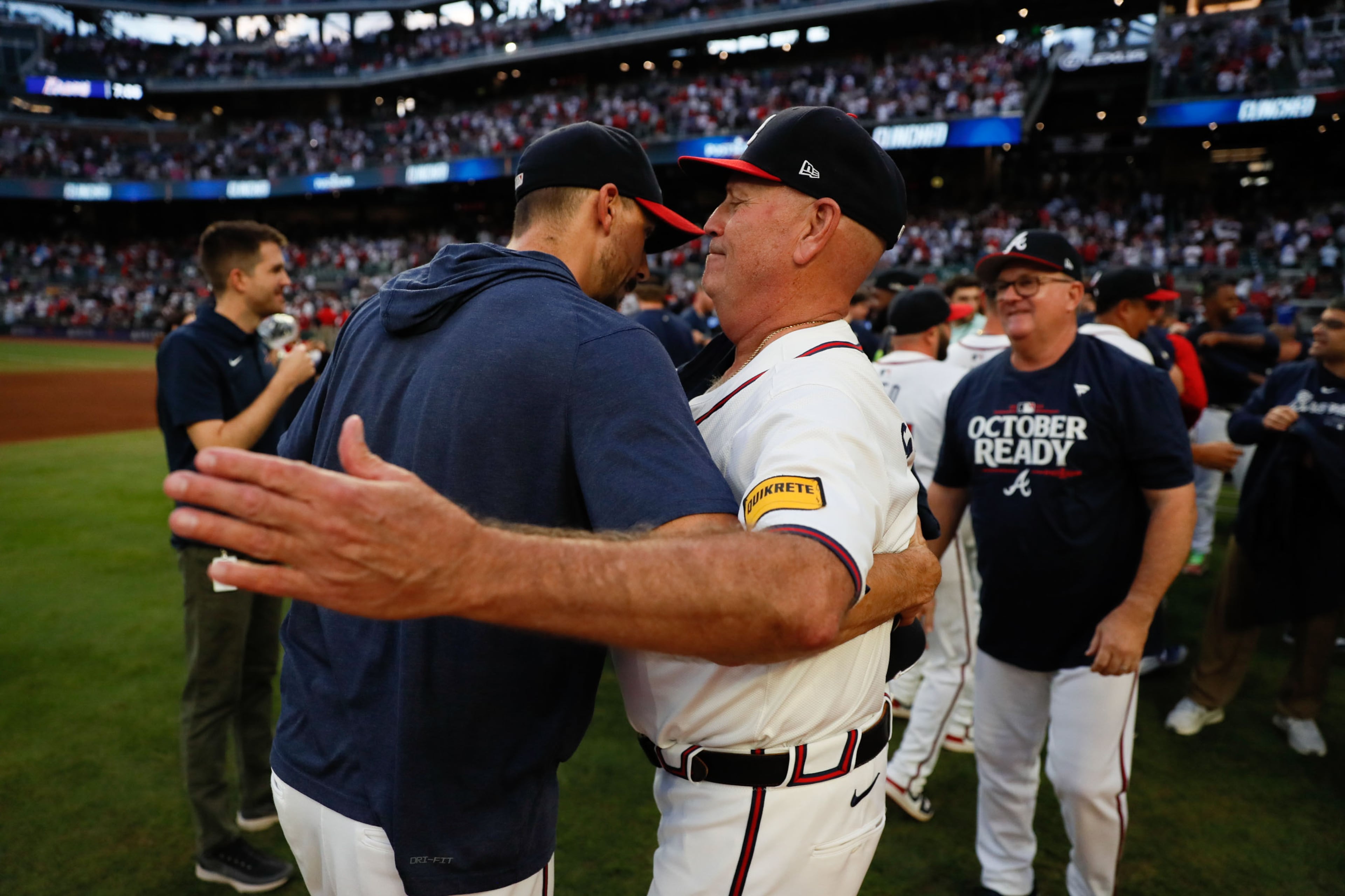 Atlanta Braves manager Brian Snitker (43) hugs pitcher Charlie Morton.
(Miguel Martinez/ AJC)
