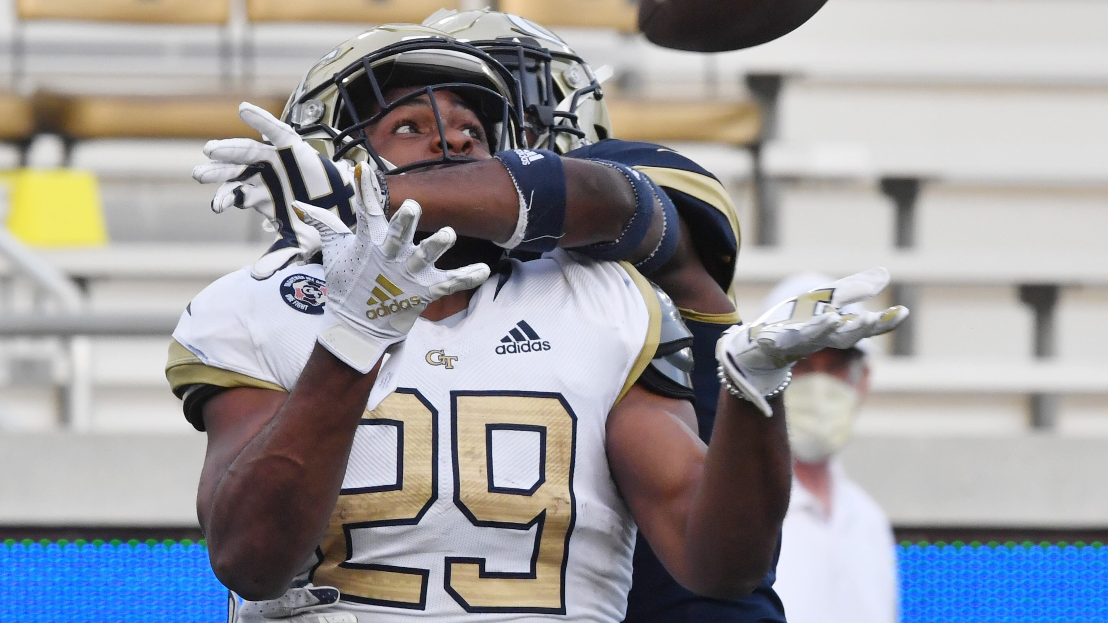 Georgia Tech running back Bruce Jordan-Swilling makes a touchdown catch in the spring game. (Hyosub Shin / Hyosub.Shin@ajc.com)