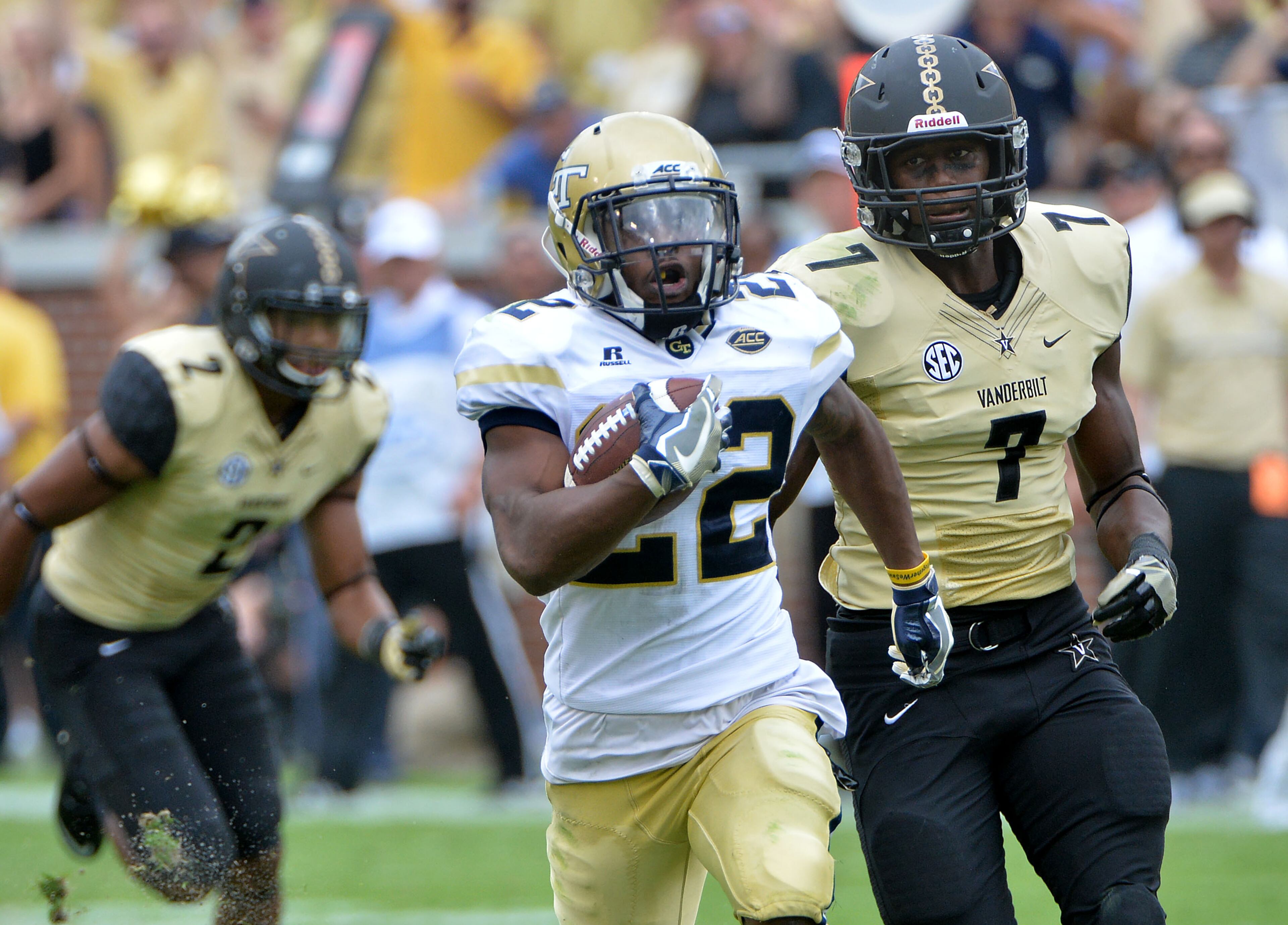 September 17, 2016 Atlanta - Georgia Tech Yellow Jackets running back Clinton Lynch (22) runs for a touchdown after a catch in the second half at Bobby Dodd Stadium on Saturday, September 17, 2016. Georgia Tech Yellow Jackets won 38-7 over the Vanderbilt Commodores. HYOSUB SHIN / HSHIN@AJC.COM