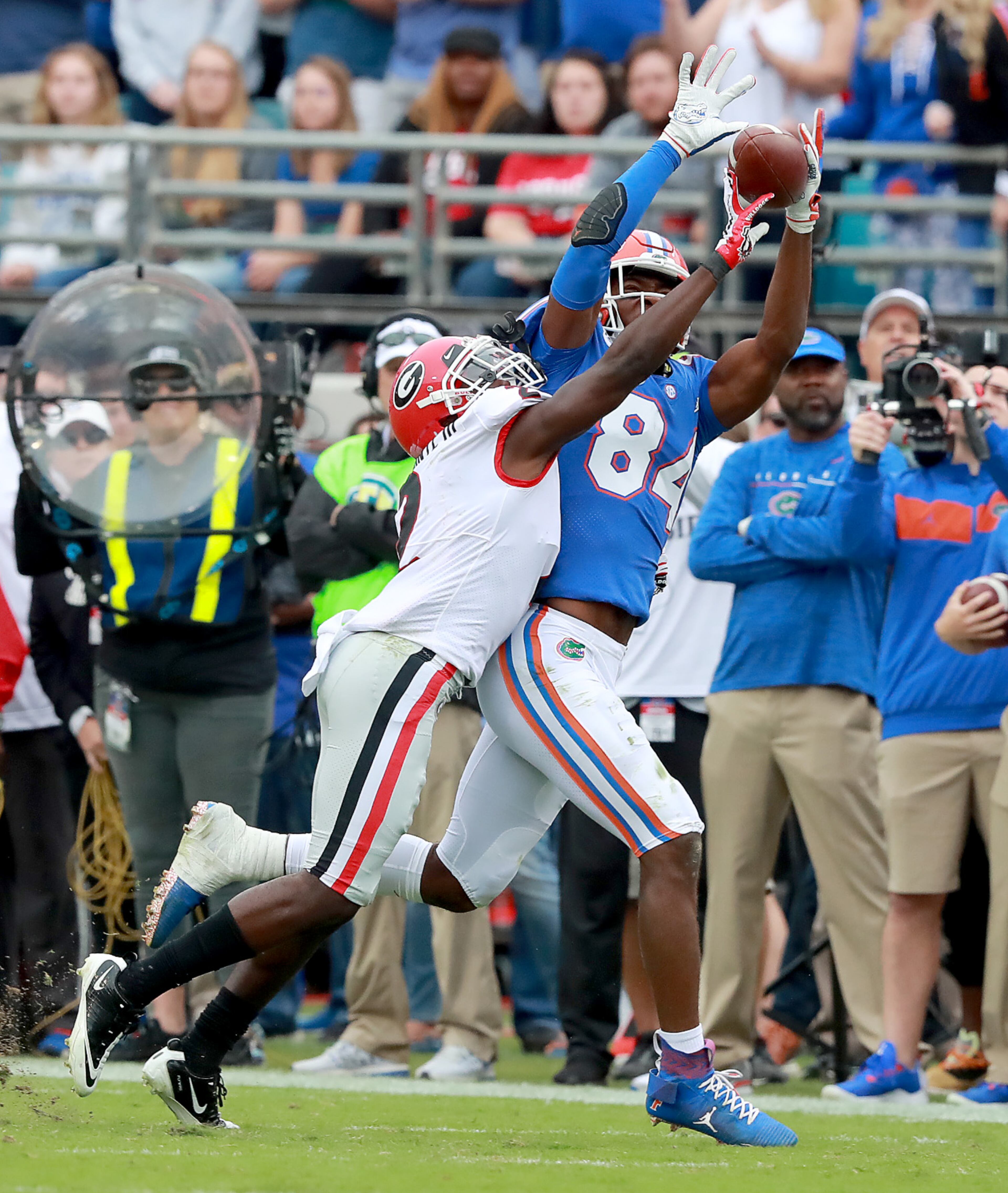 Georgia Bulldogs defensive back Richard LeCounte (2) stops a pass attempt to Florida Gators tight end Kyle Pitts (84) in the first quarter. CURTIS COMPTON / CCOMPTON@AJC.COM