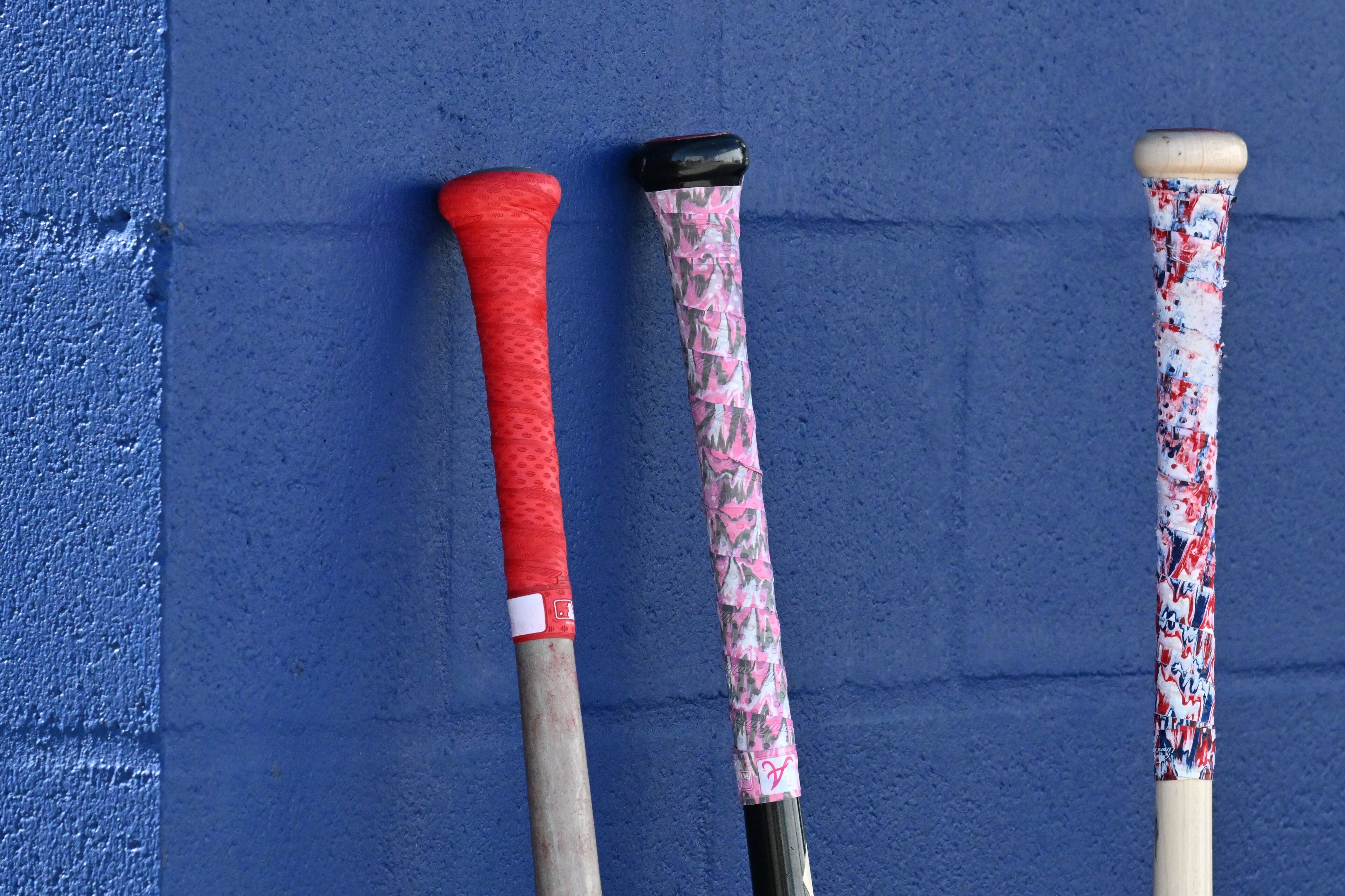 Baseball bats with colorful grips are seen during Braves spring training. (Hyosub Shin / Hyosub.Shin@ajc.com)