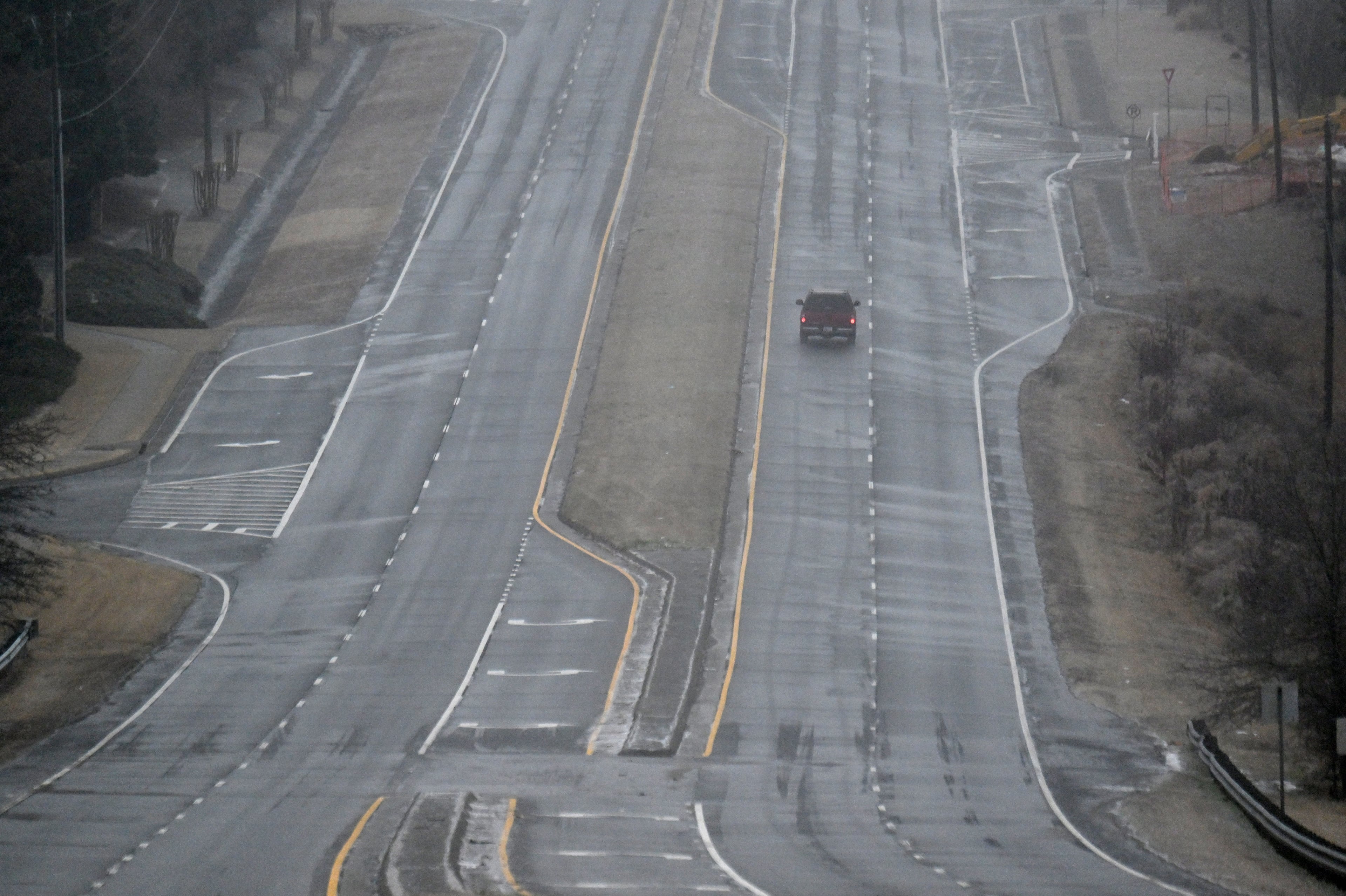 Light traffic moves on Scenic Highway as light rain and sleet are falling, Sunday, Jan. 25, 2026, in Lawrenceville. A wintry mix is slowly making its way across the region Sunday morning. Light rain and sleet were falling at sunrise, creating reports of poor driving conditions due to the ice. (Hyosub Shin/AJC)