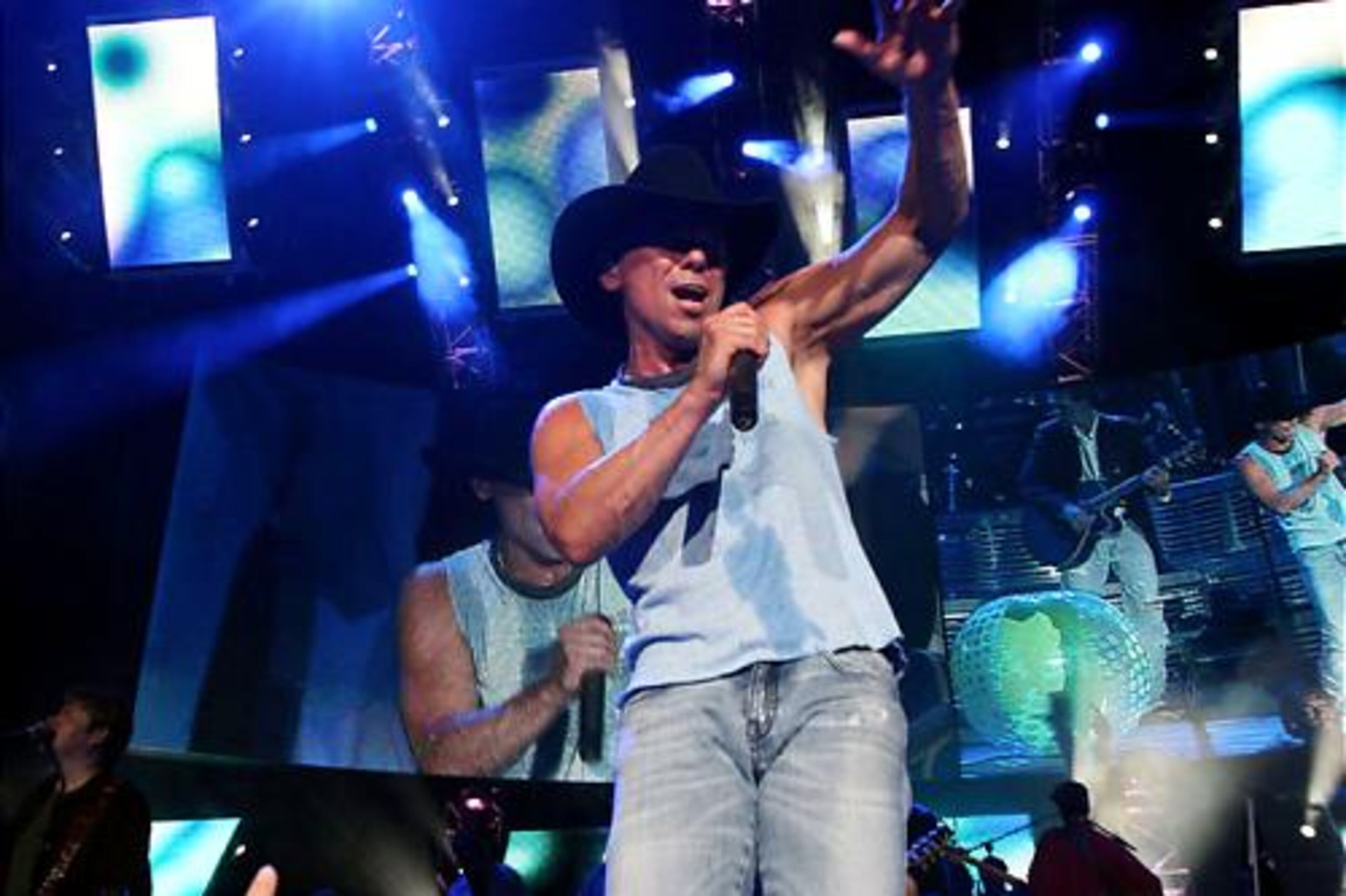 Chesney's first major hit was "Fall in Love," which reached the Country Top 10 in 1995.