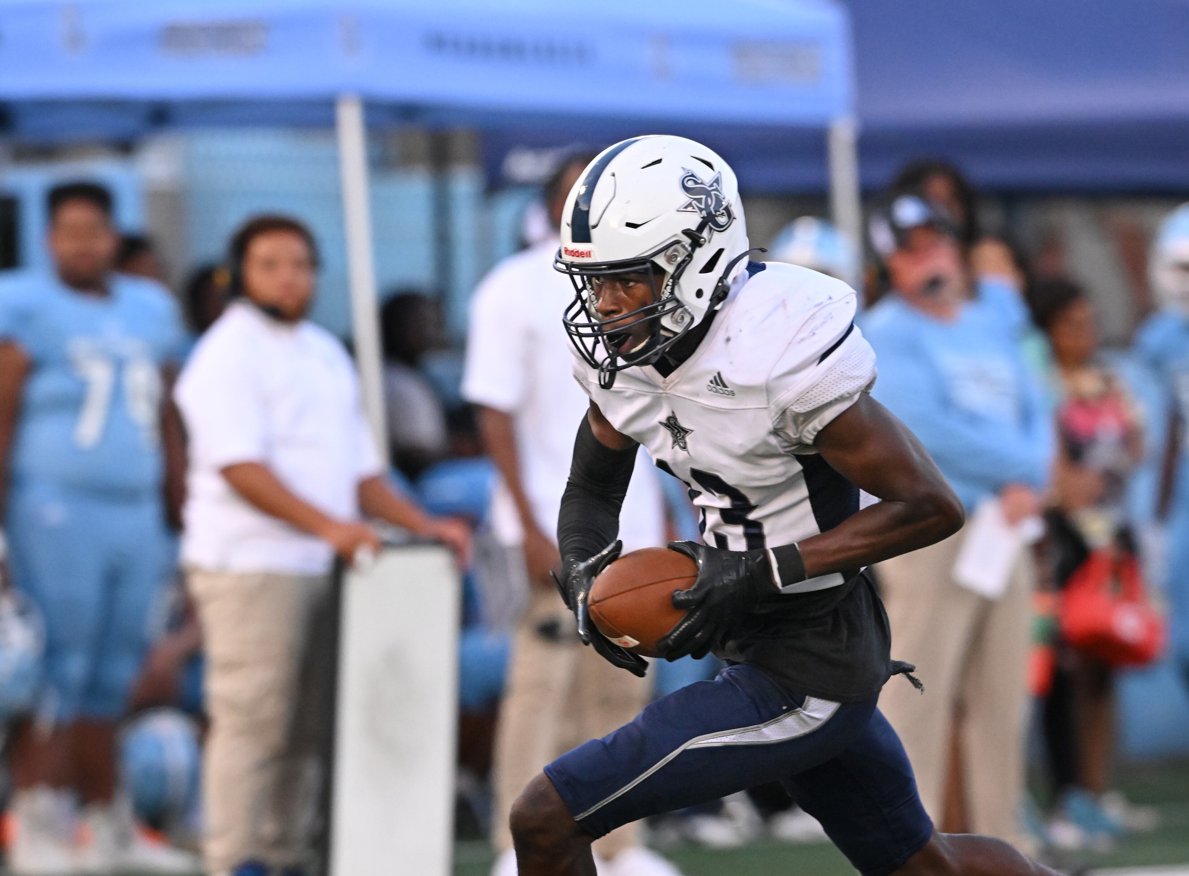 August 26 , 2022 Norcross - South Gwinnett's Elijah Mcdowell (13) catches and runs for a touchdown during the first half at Meadowcreek High School in Norcross on Friday, August 26, 2022. (Hyosub Shin / Hyosub.Shin@ajc.com)