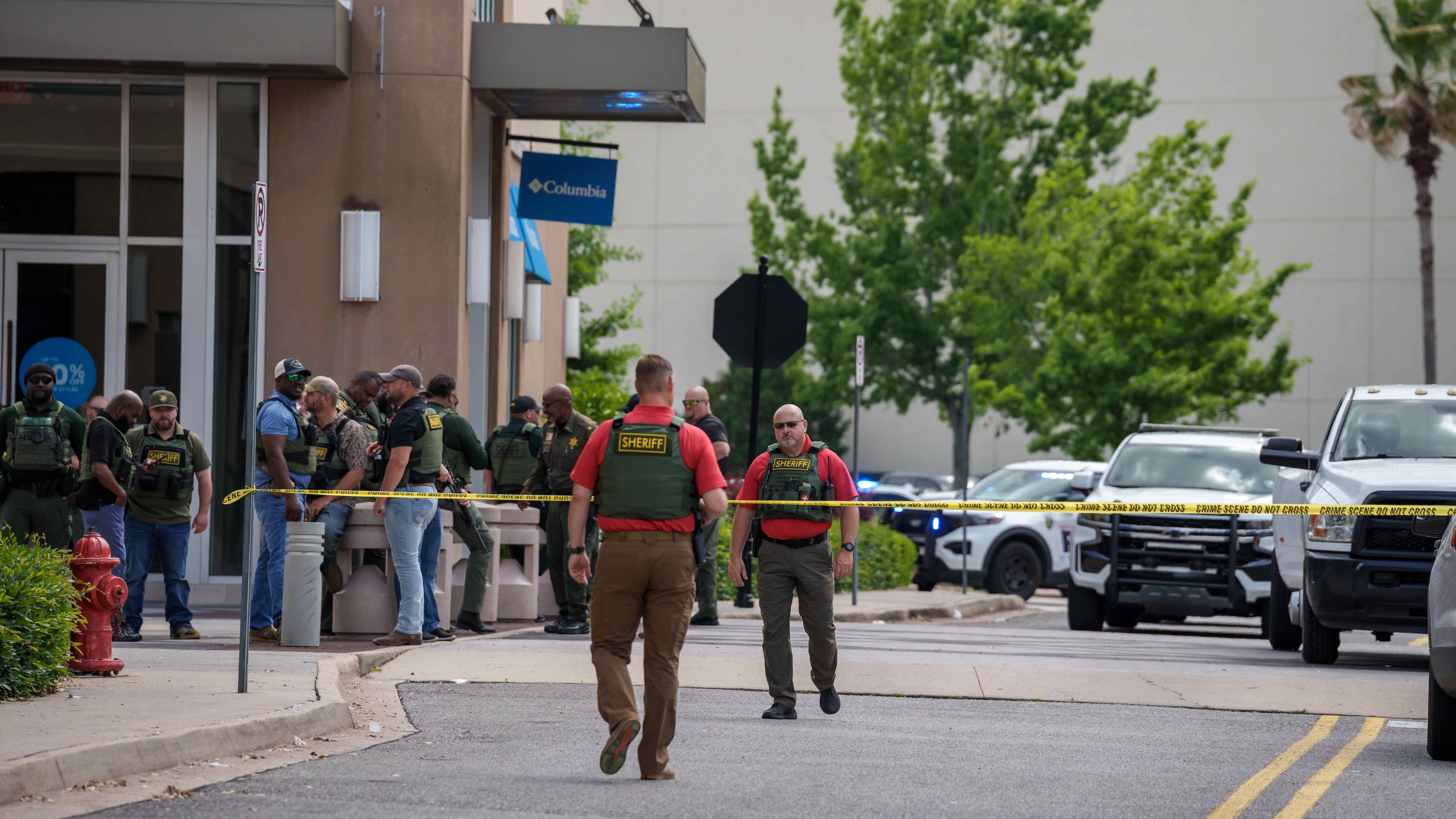 Law enforcement personnel respond to reports of a shooting at Mall of Louisiana in Baton Rouge, La., Thursday, April 23, 2026. (AP Photo/Matthew Hinton)