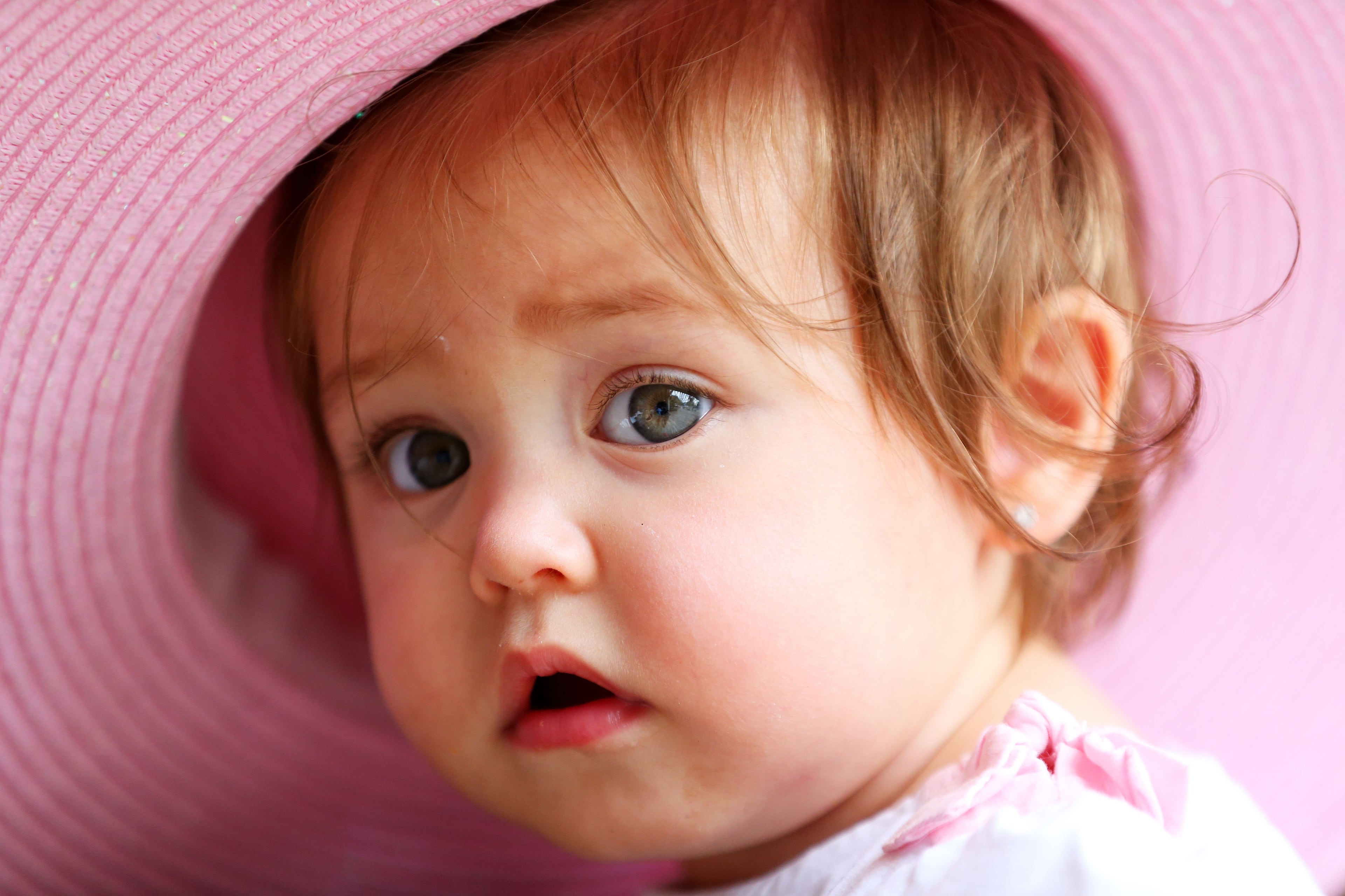 ELMONT, NY - JUNE 11: A young fan wears a decorative hat prior to the The 148th running of the Belmont Stakes at Belmont Park on June 11, 2016 in Elmont, New York. (Photo by Mike Stobe/Getty Images)