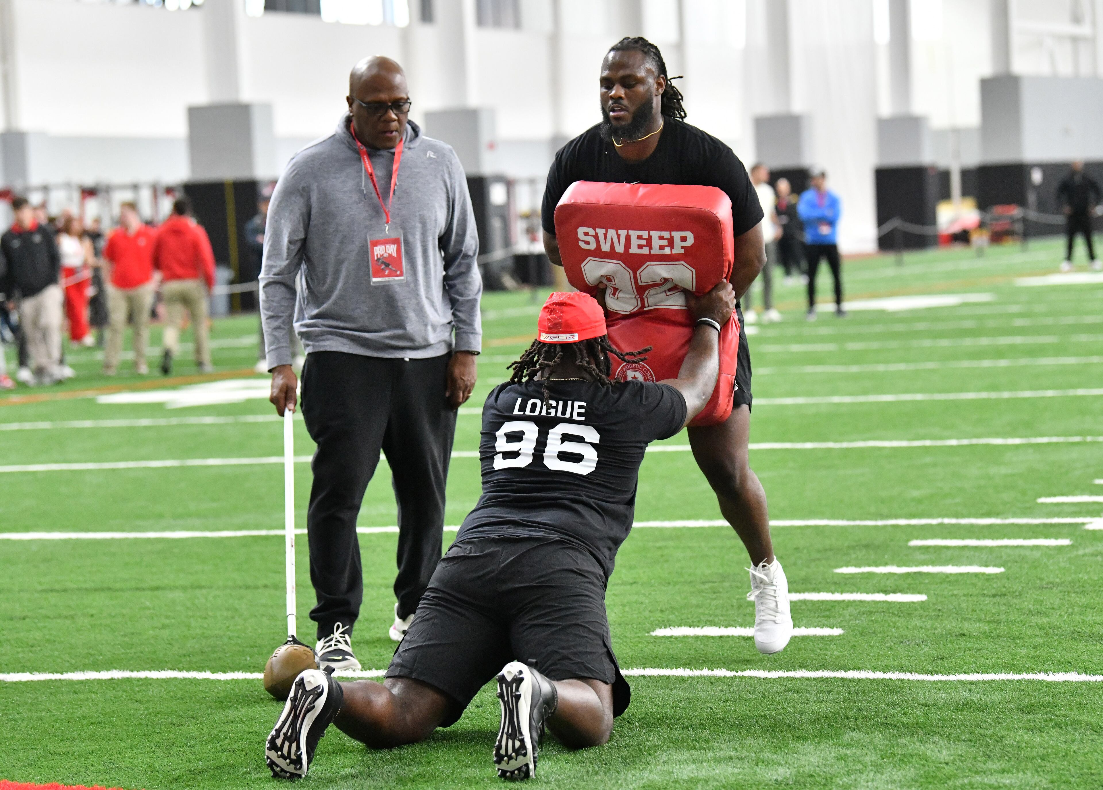 Georgia defensive lineman Zion Logue and Georgia defensive lineman Tramel Walthour team up on a drill. (Hyosub Shin / Hyosub.Shin@ajc.com)