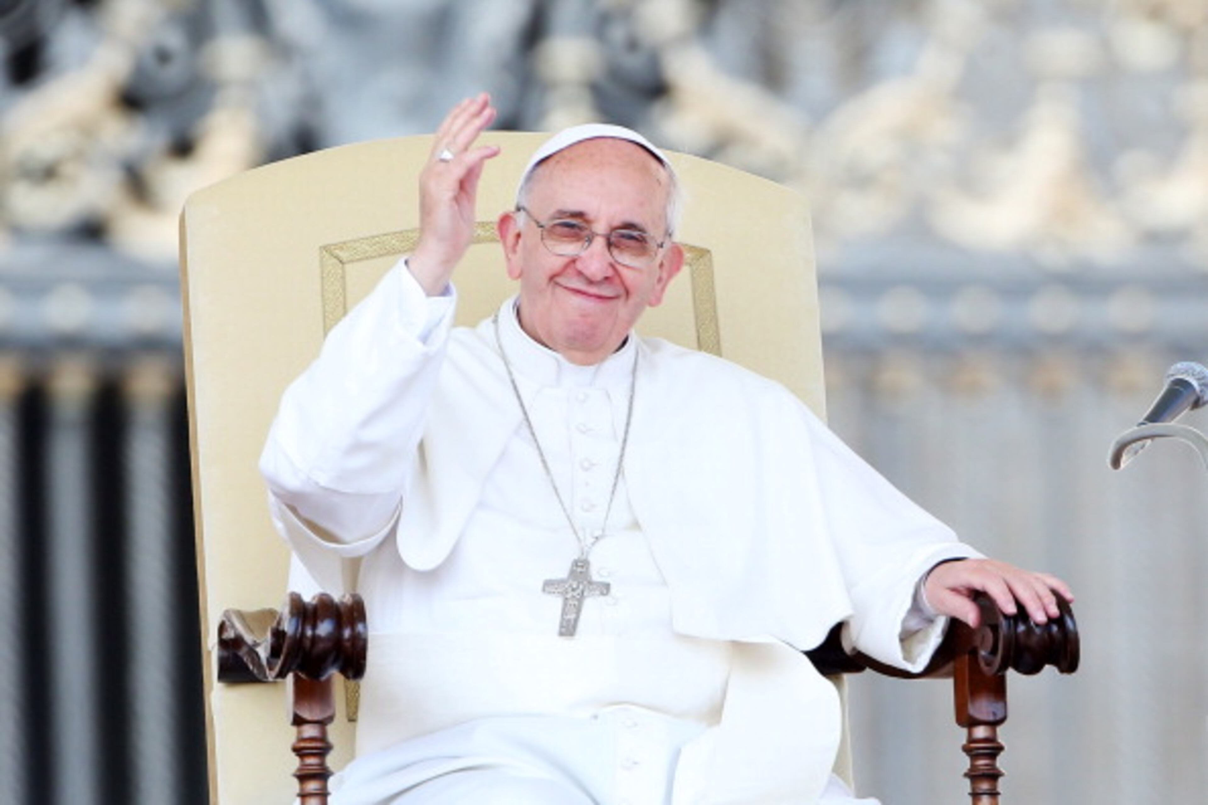 VATICAN CITY, VATICAN - JUNE 05: Pope Francis waves to the faithful as he attends his weekly audience in St. Peter's Square on June 5, 2013 in Vatican City, Vatican. This Wednesday Pope Francis dedicated his general audience with thousands of pilgrims and visitors to St Peter� square to the UN World Environment Day. (Photo by Franco Origlia/Getty Images)