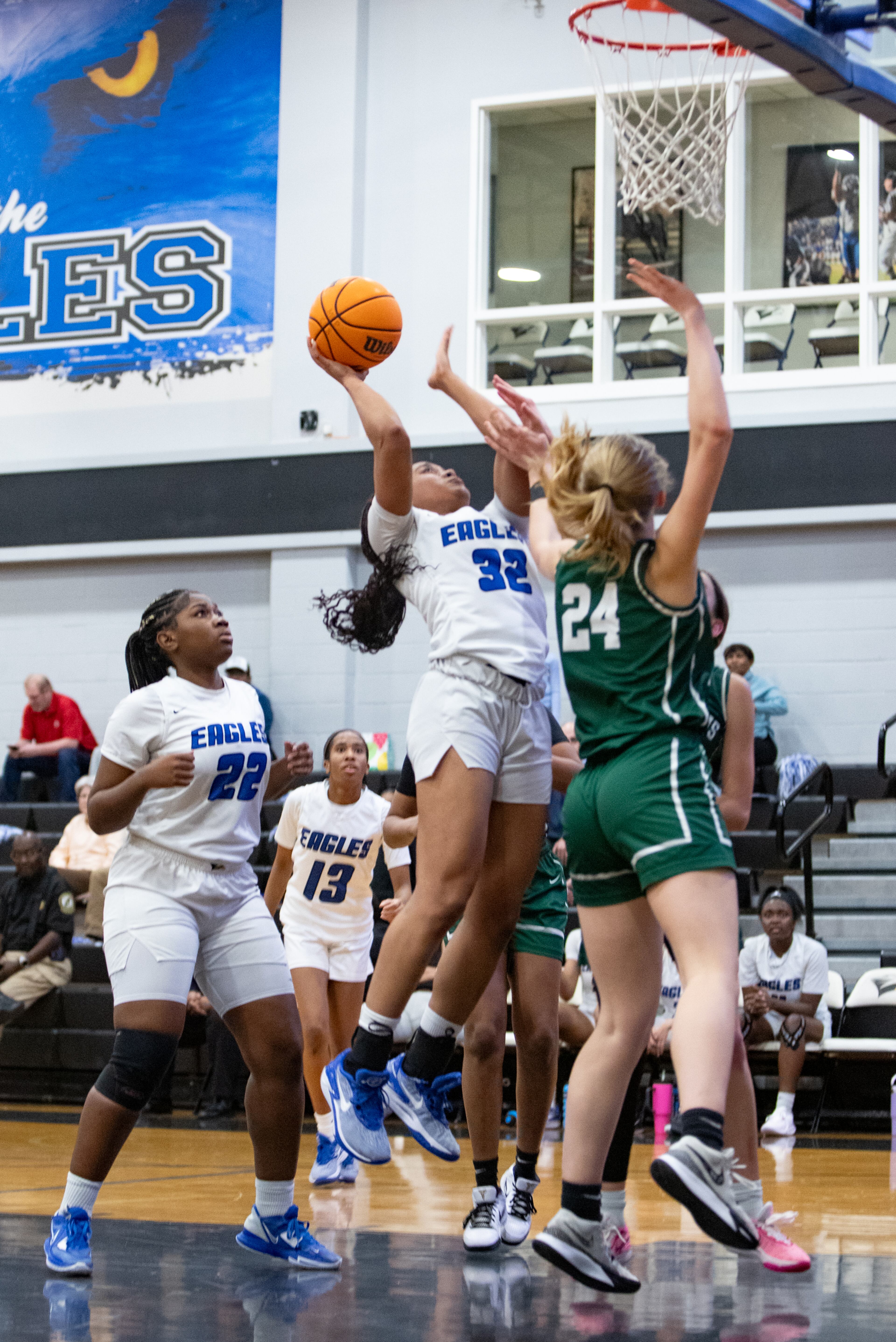 Mount Paran Christian School Jasiah Washington #32 looks to score against the Athens Academy Spartans in second half action on Friday, Feb 23, 2024. Mt Paran won the game 77 to 34. (Jenni Girtman for The Atlanta Journal-Constitution)