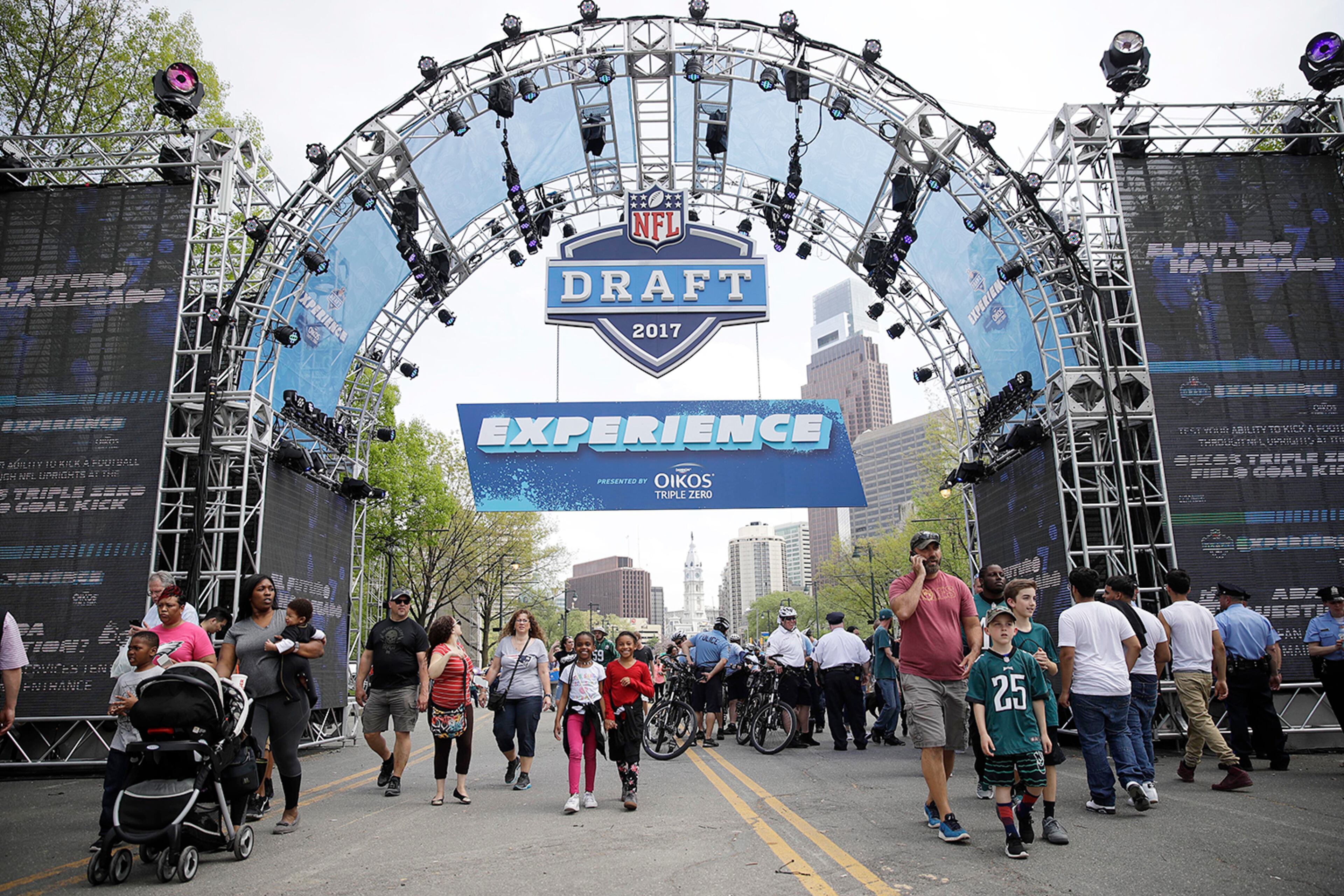 Fans arrive ahead of the 2017 NFL football draft in Philadelphia, Thursday, April 27, 2017. (AP Photo/Matt Rourke)
