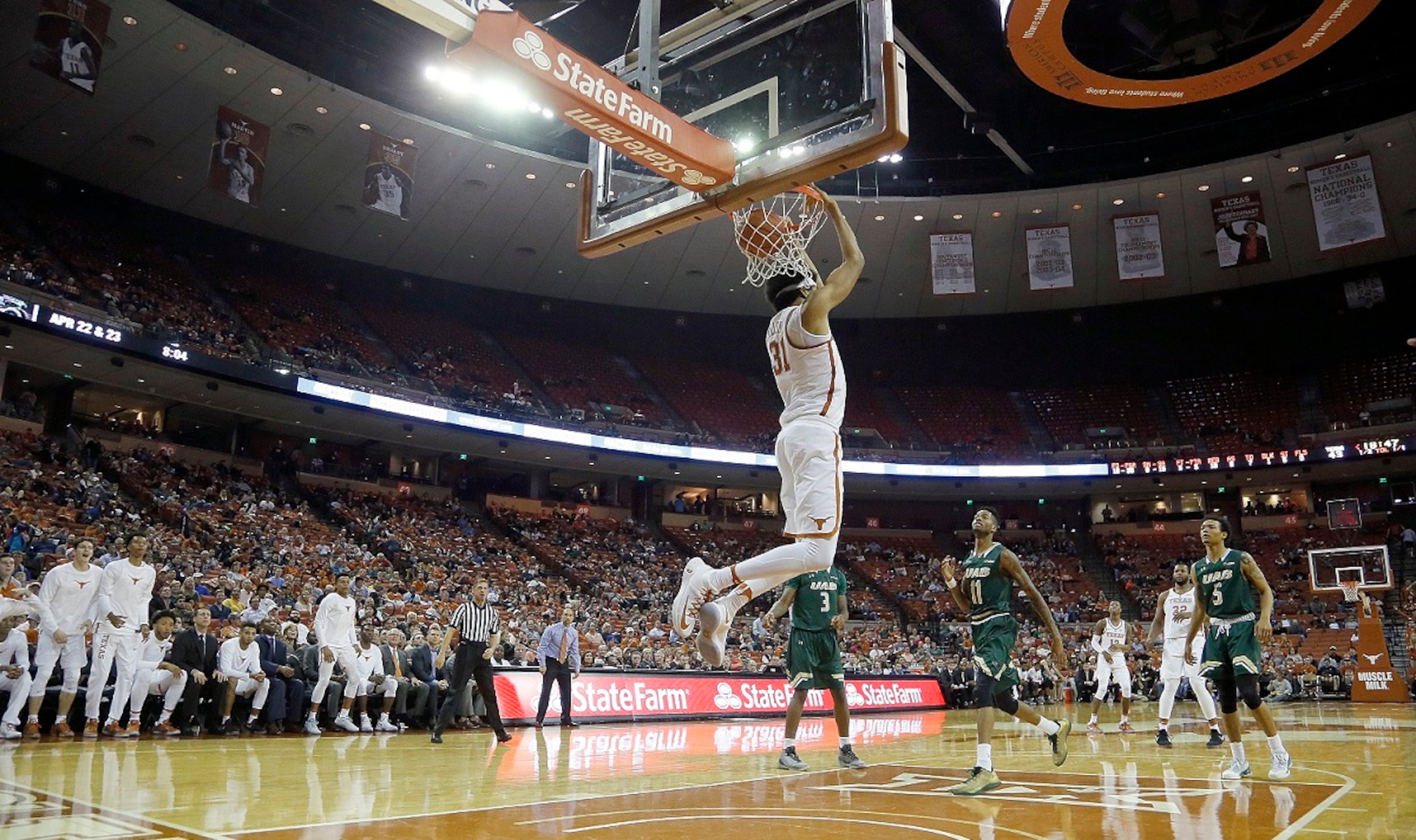 AUSTIN, TX - DECEMBER 21: Jarrett Allen #31 of the Texas Longhorns dunks the ball against the UAB Blazers at the Frank Erwin Center on December 21, 2016 in Austin, Texas. (Photo by Chris Covatta/Getty Images)