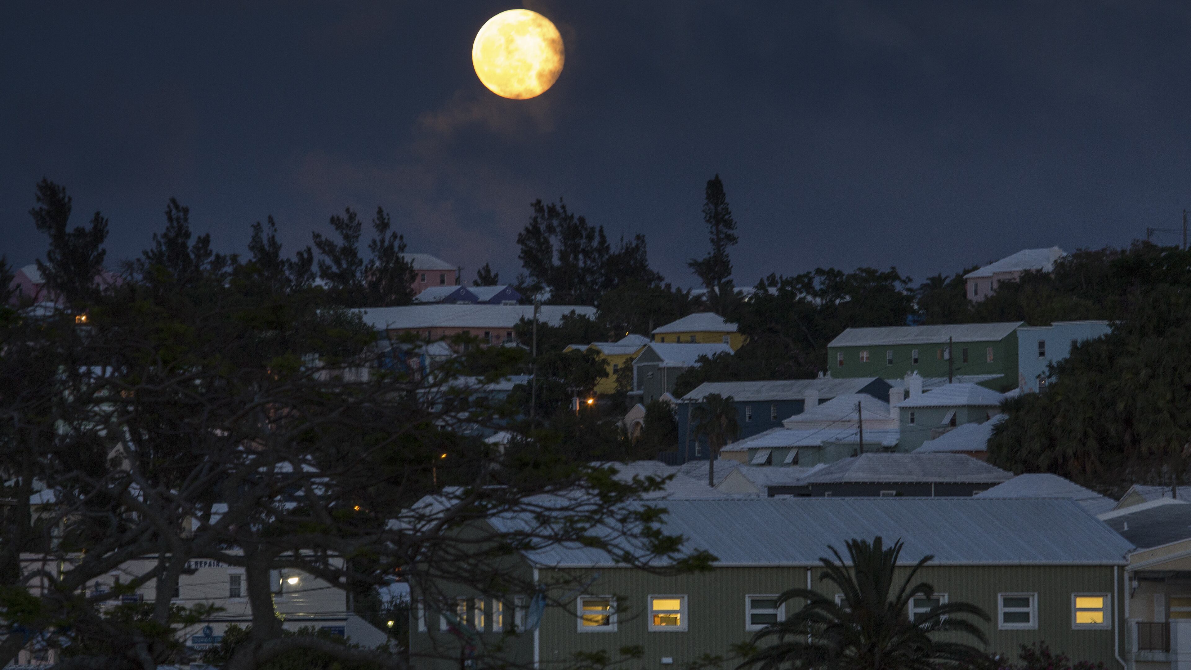 A moon rise over Bermuda. (Tony Cenicola/The New York Times)