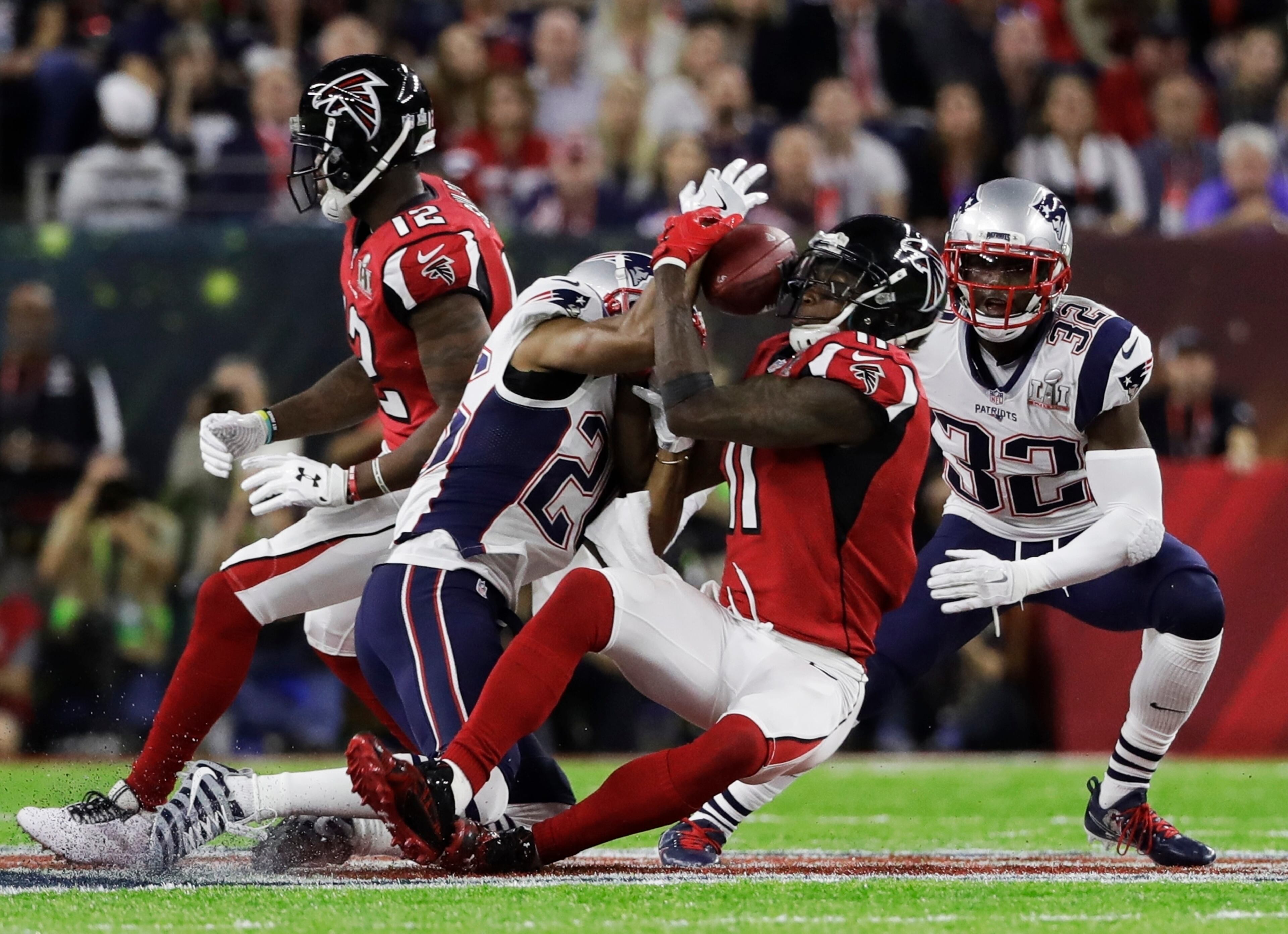 Atlanta Falcons' Julio Jones, right, makes a catch as New England Patriots' Logan Ryan defends during the first half of the NFL Super Bowl 51 football game Sunday, Feb. 5, 2017, in Houston. (AP Photo/Chuck Burton)