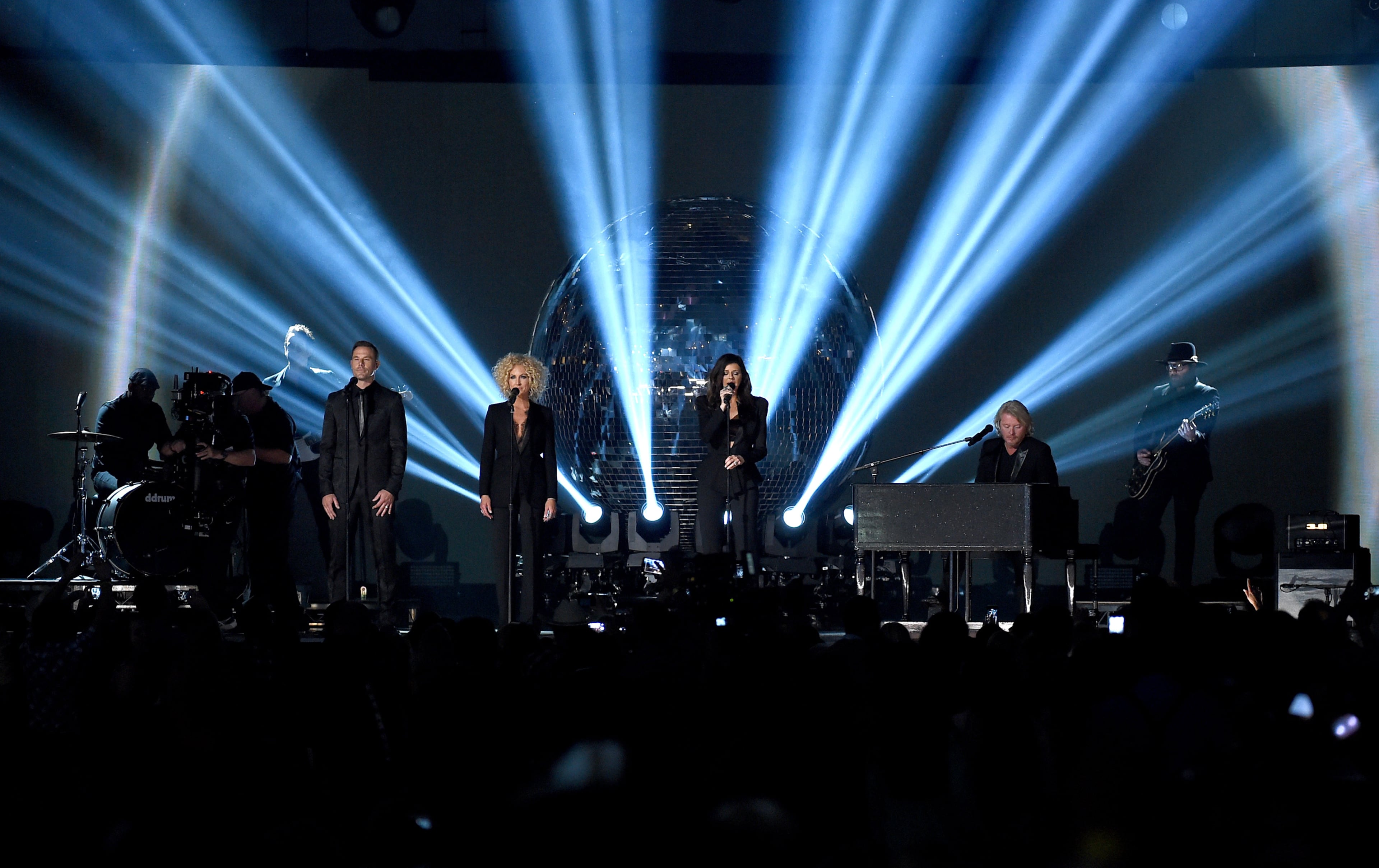 (L-R) Musicians Jimi Westbrook, Kimberly Schlapman, Karen Fairchild and Phillip Sweet of Little Big Town perform onstage during the 50th Academy Of Country Music Awards at AT&T Stadium on April 19, 2015 in Arlington, Texas. (Photo by Ethan Miller/Getty Images for dcp)